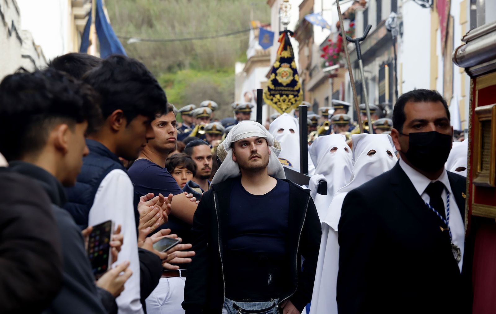 La Hermandad de la Sagrada Lanzada hace su estación de penitencia por las calles de Huelva