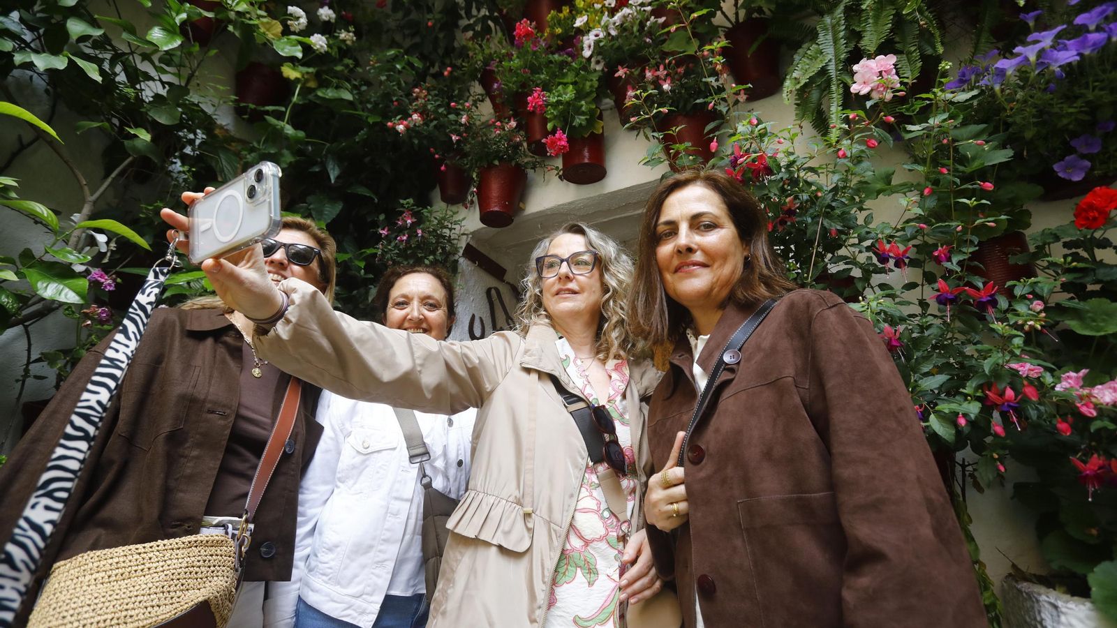 Grupo de amigas malagueñas en San Basilio, 14.