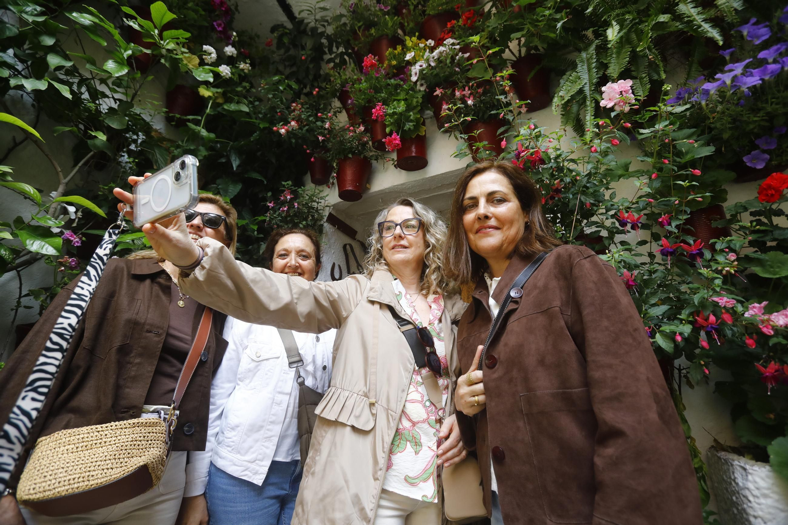 Colas e ilusión en el primer sábado de los Patios de Córdoba, en imágenes