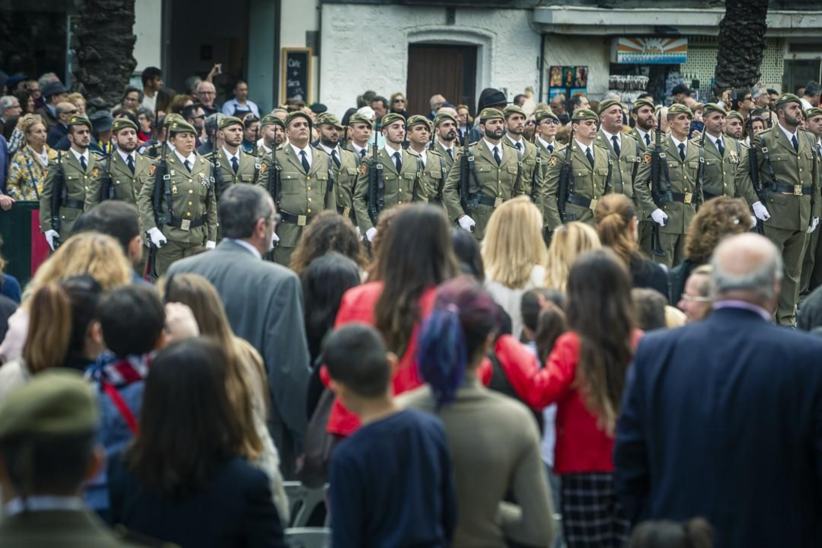 150 años de la llegada a Cádiz del Regimiento de Artillería. Jura de Bandera civil.