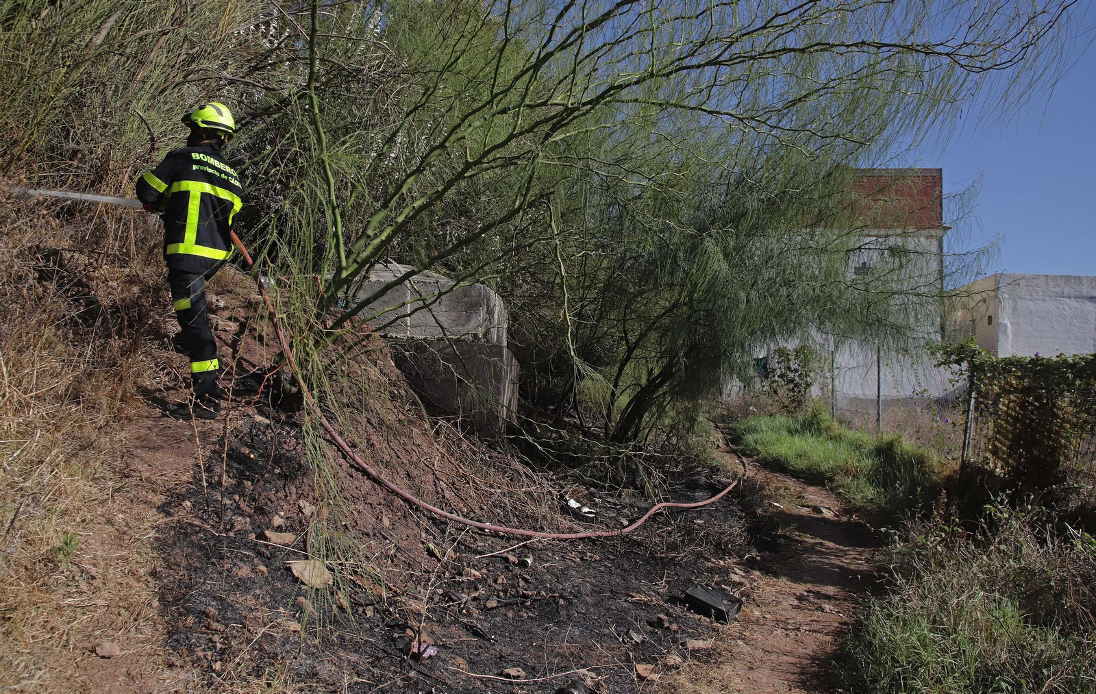 Fotos del incendio cercano al Bahía Park en la calle Sardina de Algeciras