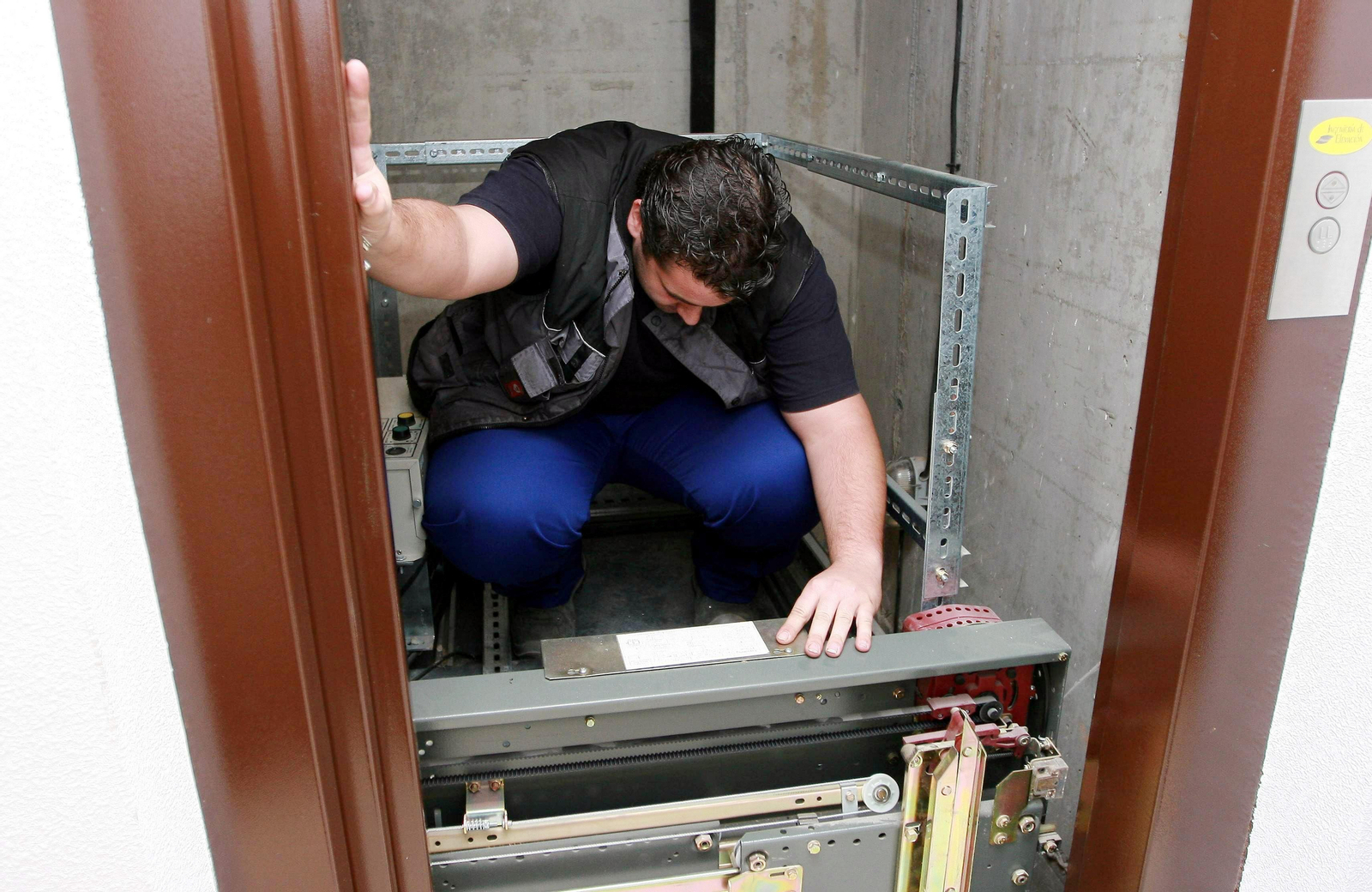 Un técnico arreglando un ascensor