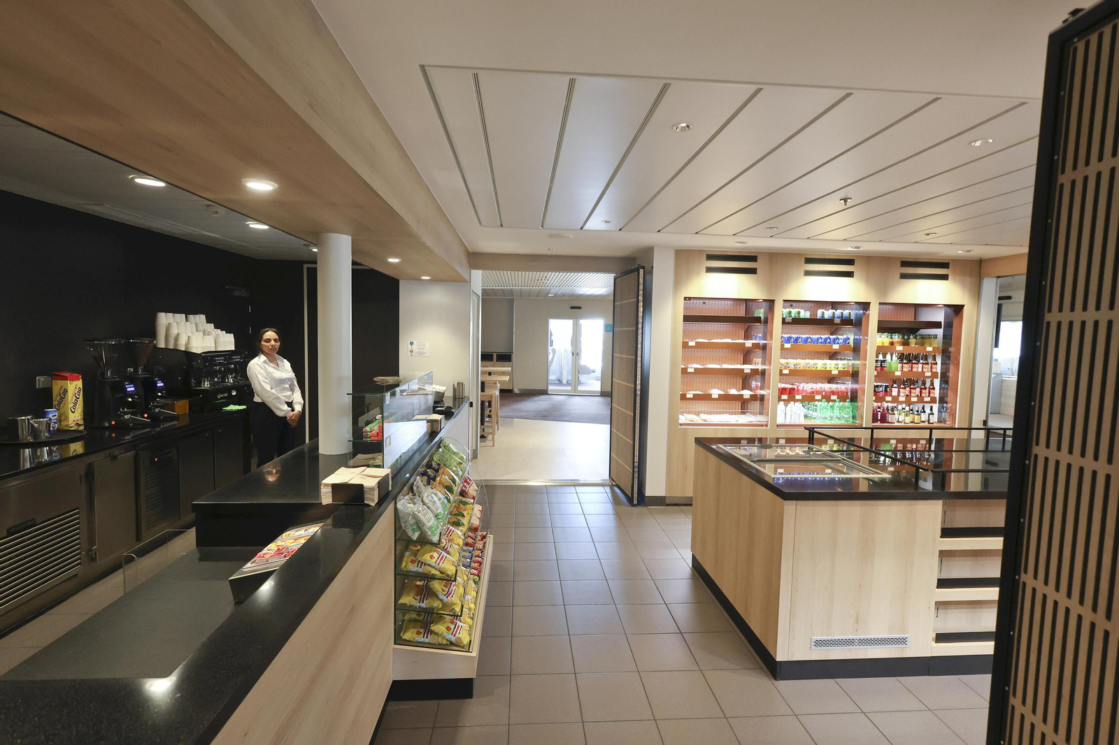 Así es el nuevo ferry ‘Rusadir’ que ha presentado Baleària en el puerto de Málaga.