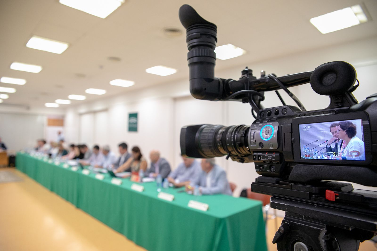 Un momento del Pleno, celebrado en otra sala por obras en la habitual, durante la intervención de la diputada de Hacienda, en la imagen de la cámara de televisión.
