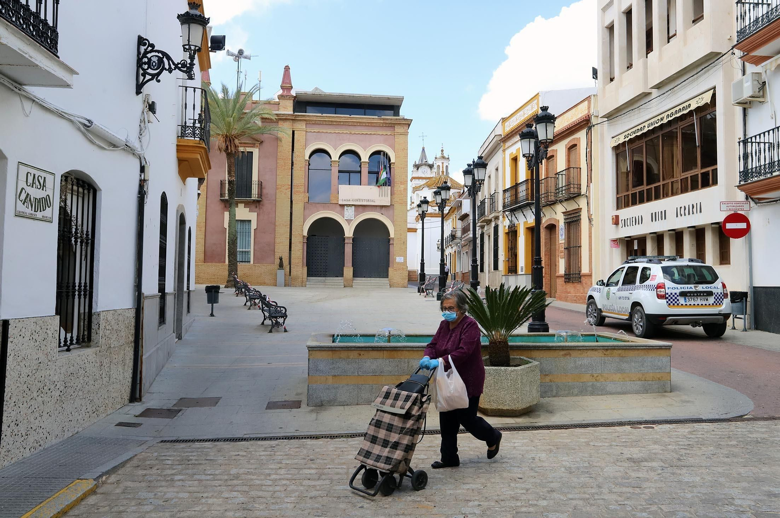 Una bonariega pasa ante la casas consistorial local.