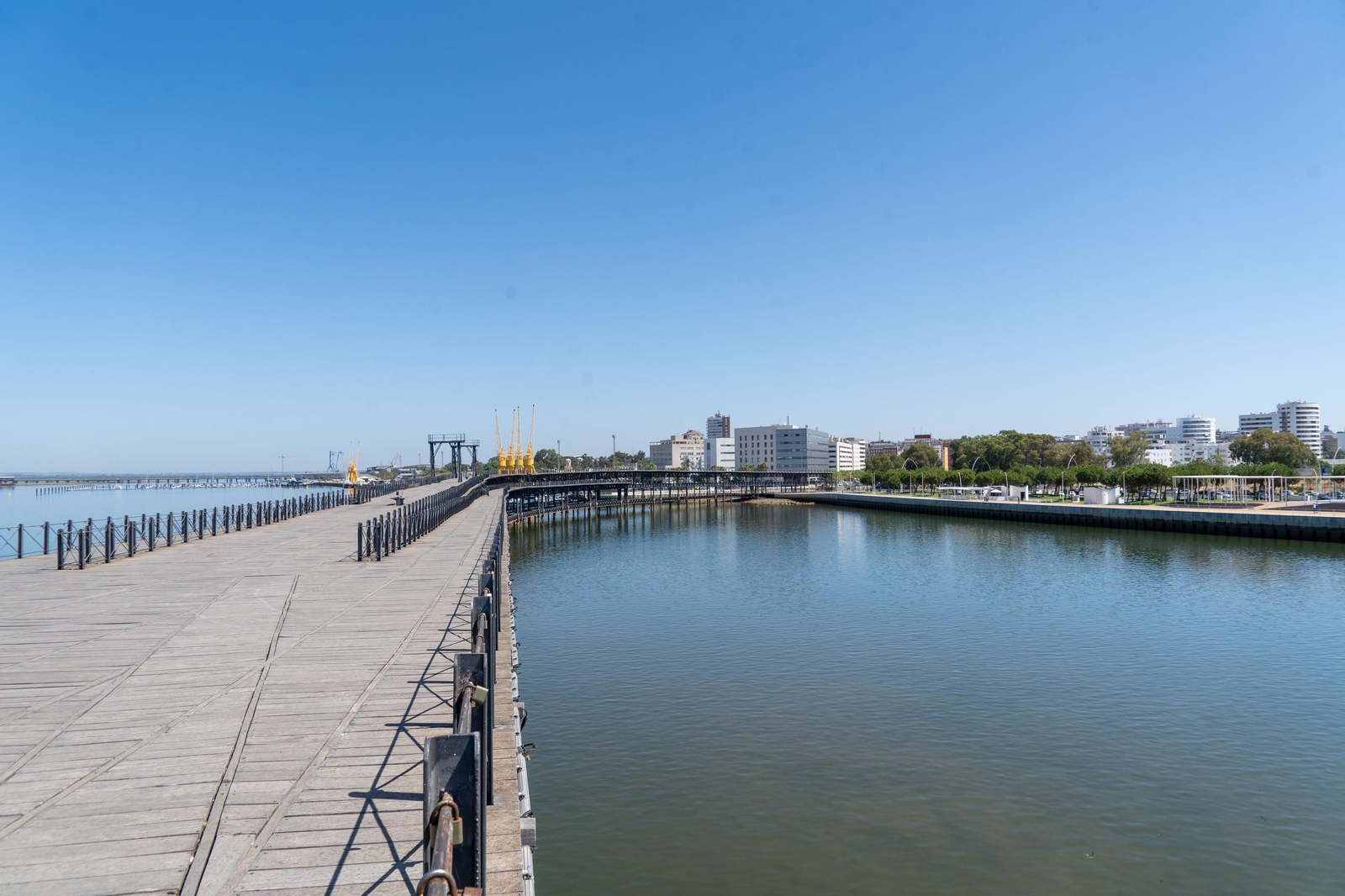 El Muelle de Riotinto y el Paseo de la Ría, lugares con encanto en la capital