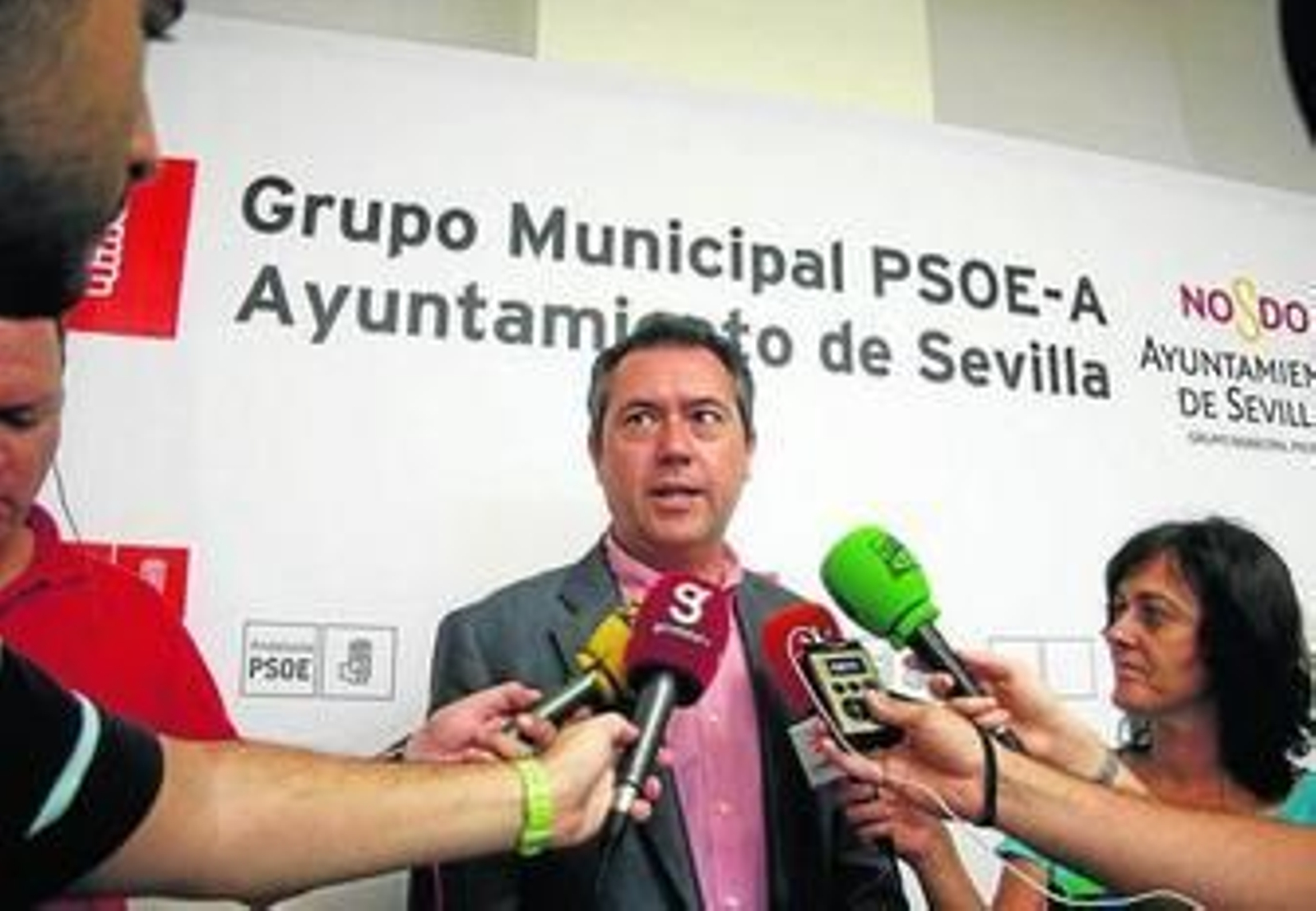 Espadas atiende a los medios de comunicación en una reciente rueda de prensa.