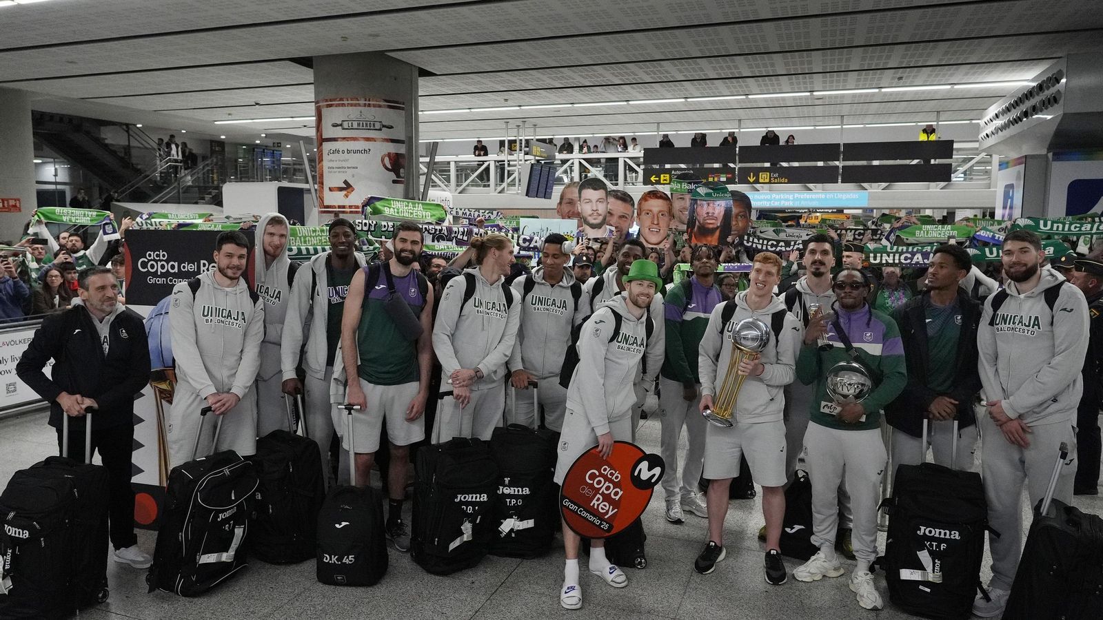 Alegría y éxtasis en la llegada del Unicaja al aeropuerto