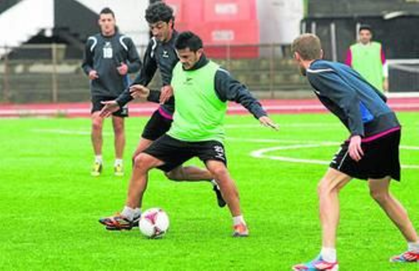 Ocaña protege el balón en un forcejeo con Curro, durante un entrenamiento.