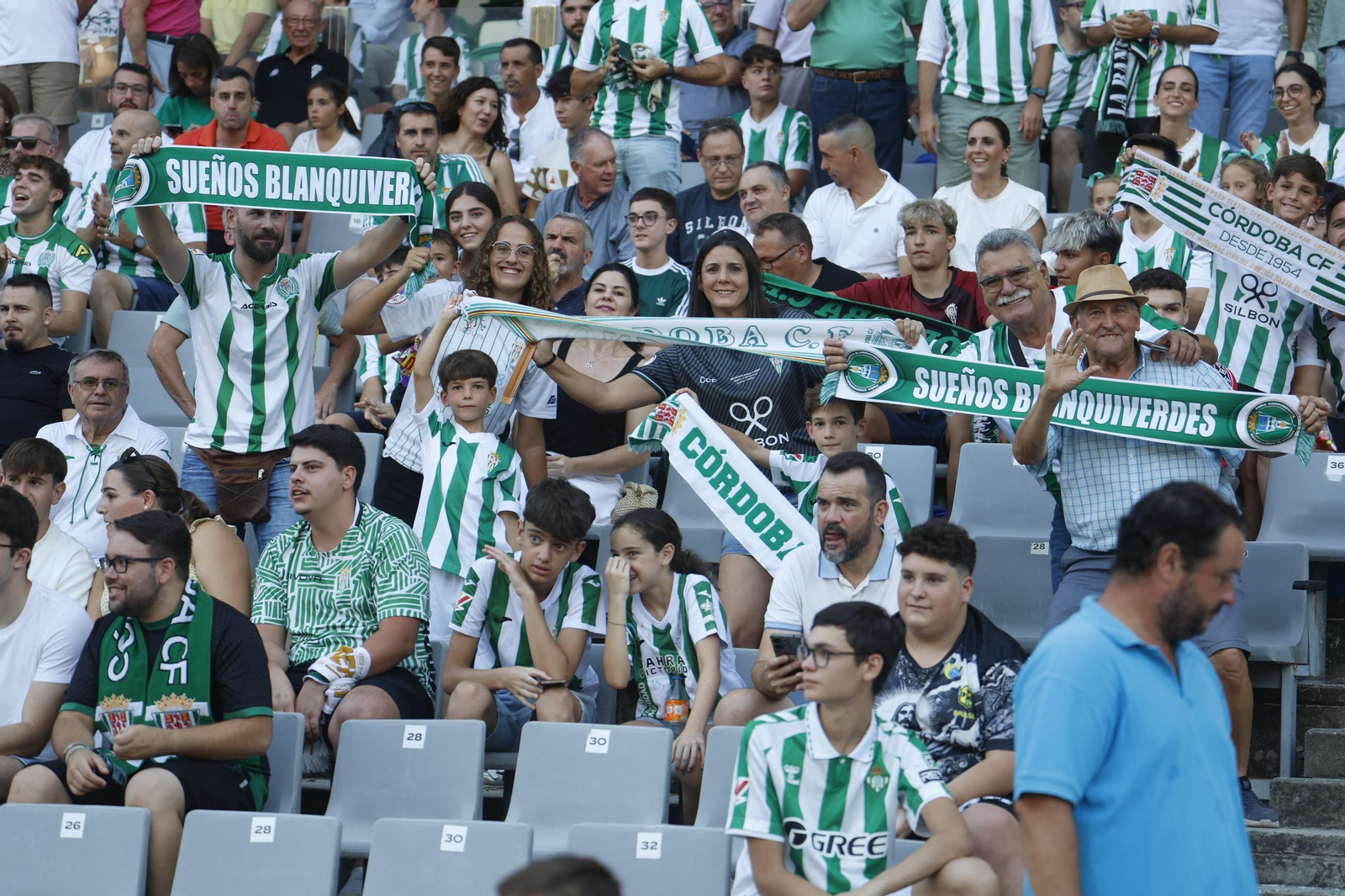 Las mejores fotos del ambiente en El Arcángel para el Córdoba CF - Real Betis