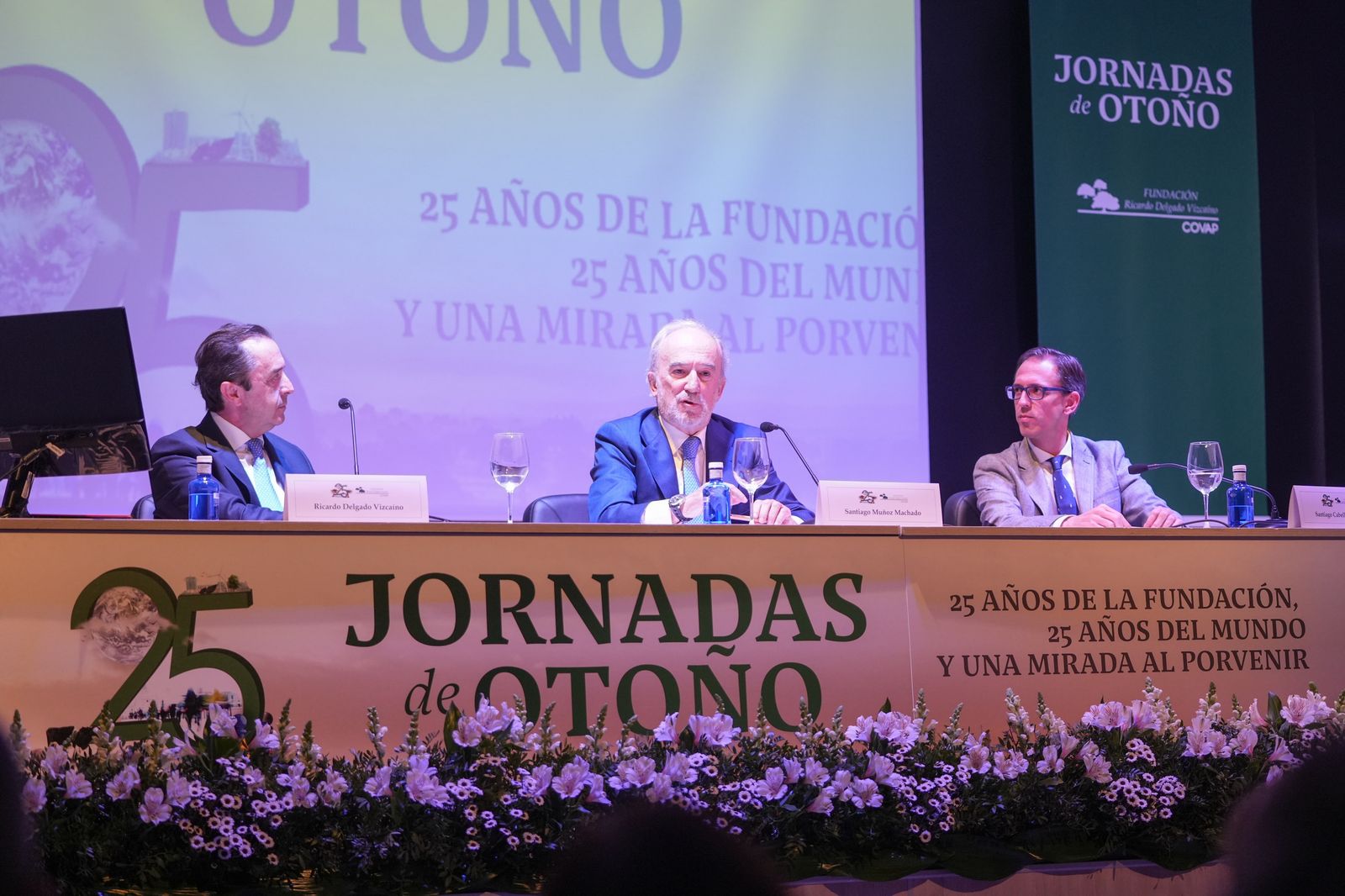 Santiago Muñoz Machado, escoltado por Ricardo Delgado Vizcaíno y Santiago Cabello.