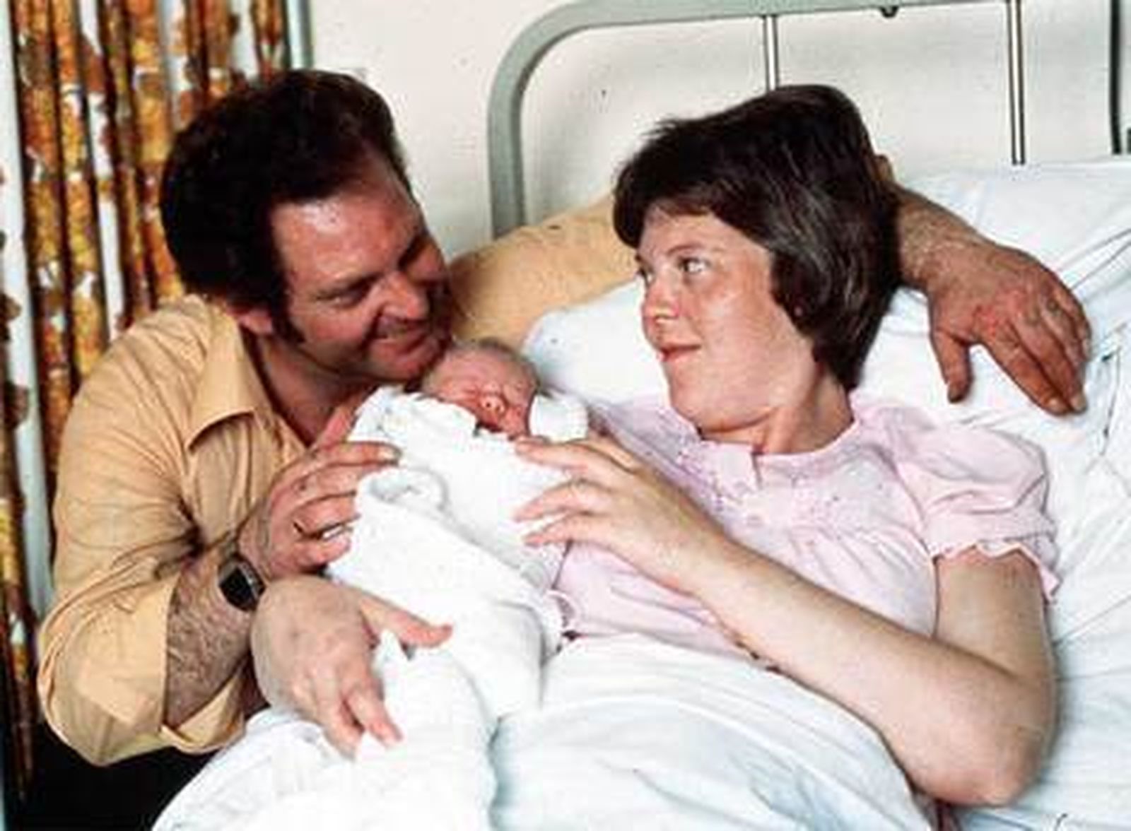 Louise Brown de bebé con su madre y su padre en Bristol, hace 40 años, el primer niño probeta.