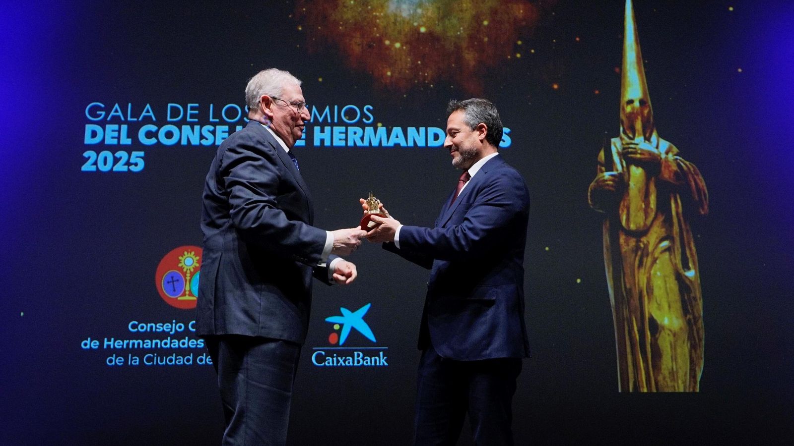 El fotógrafo José Luis Montero con su galardón.