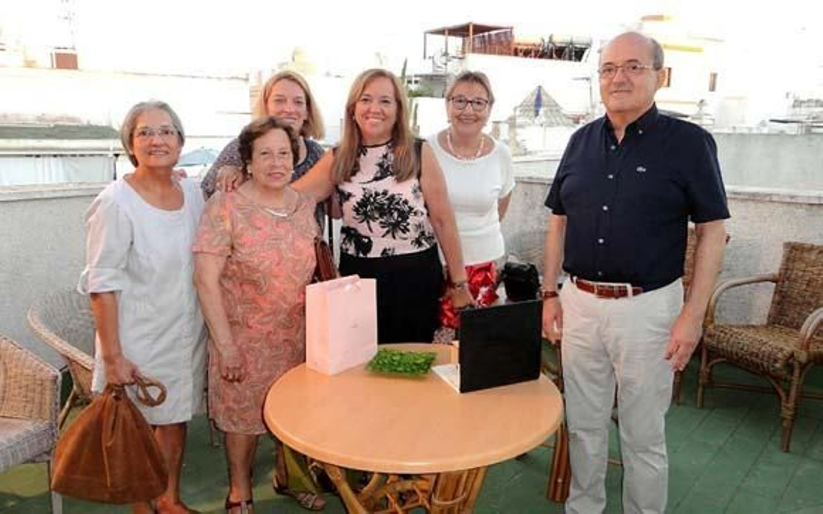 María José Pavón, Eva Santiago, Paqui  Cea, Encarna Díaz, Emilia Delgado y Juan José Díaz,durante la celebración.

Foto: Ignacio Casas de Ciria