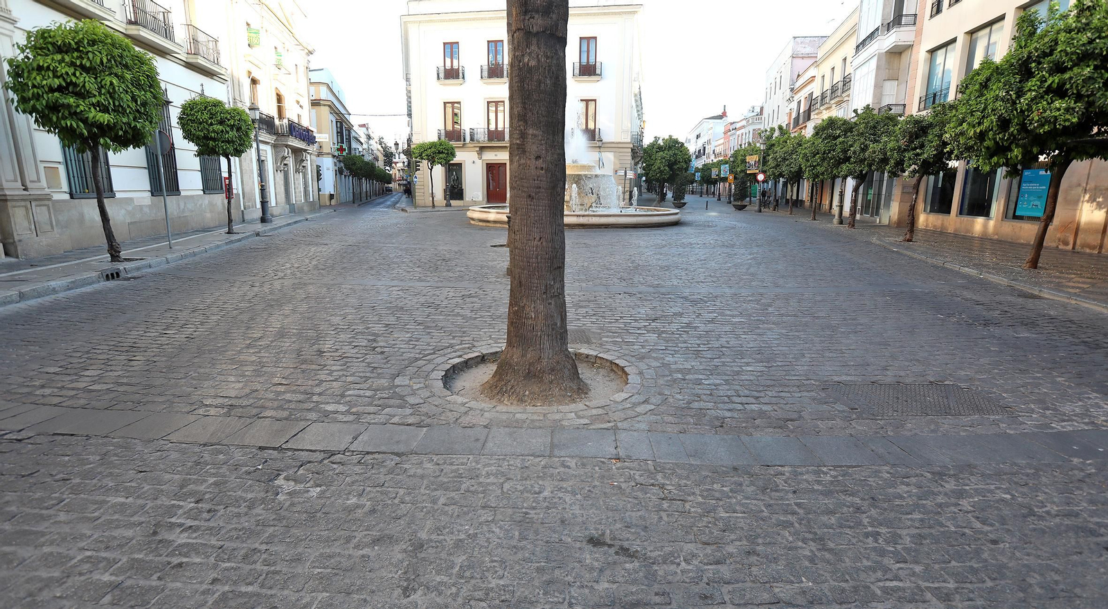 Rotonda de los Casinos, calle Honda y calle Larga, desiertas este domingo.