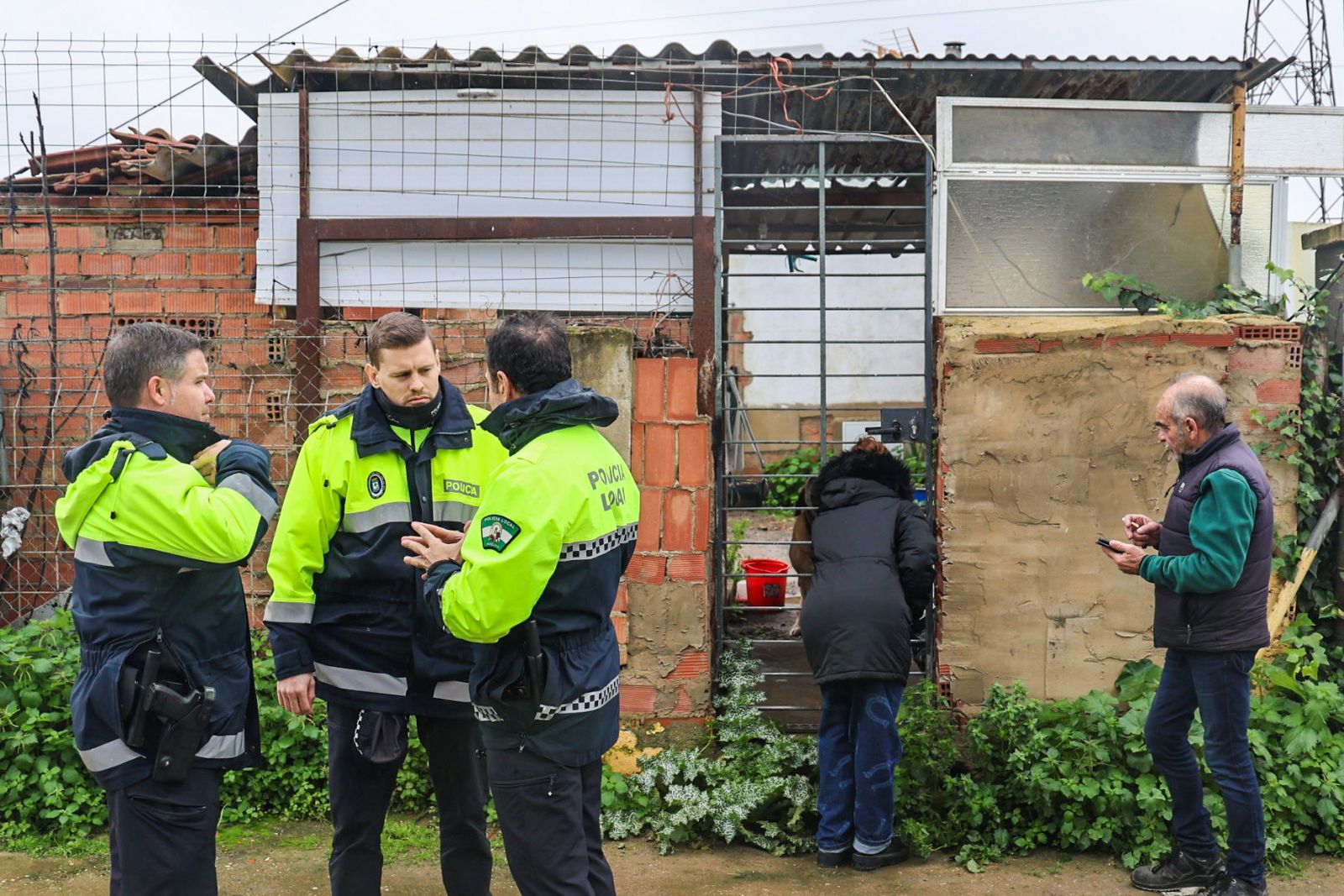 Fotografías del desalojo de familias y animales en Peguerillas por la borrasca Leonardo