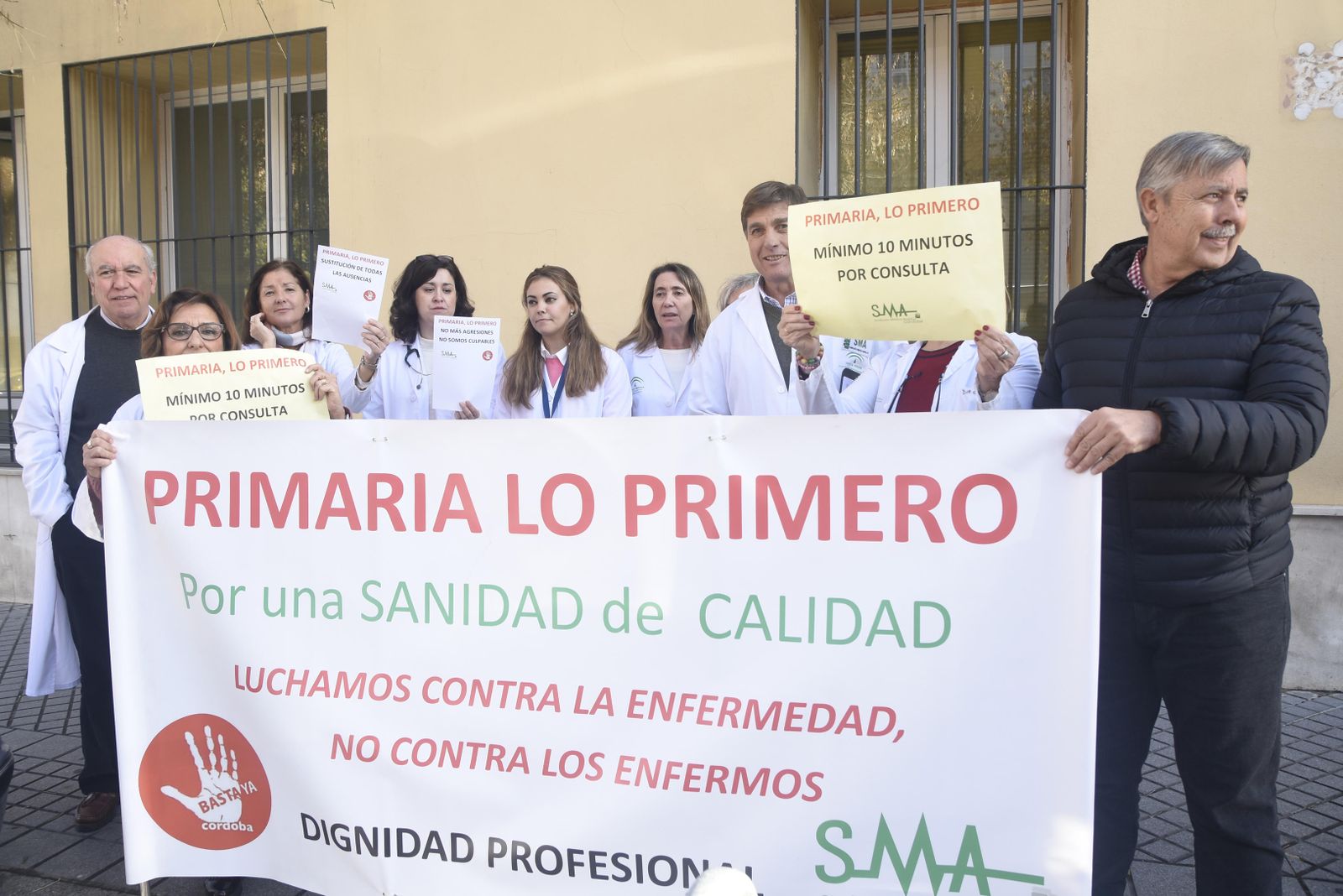 Médicos, este miércoles, a las puertas del Centro de Salud de Colón.