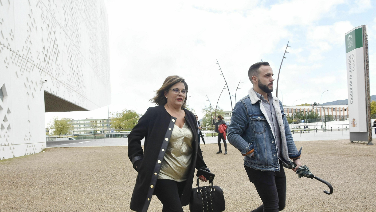 Ángeles Muñoz y Cristian Menacho, a su salida de la Ciudad de la Justicia en noviembre de 2018.
