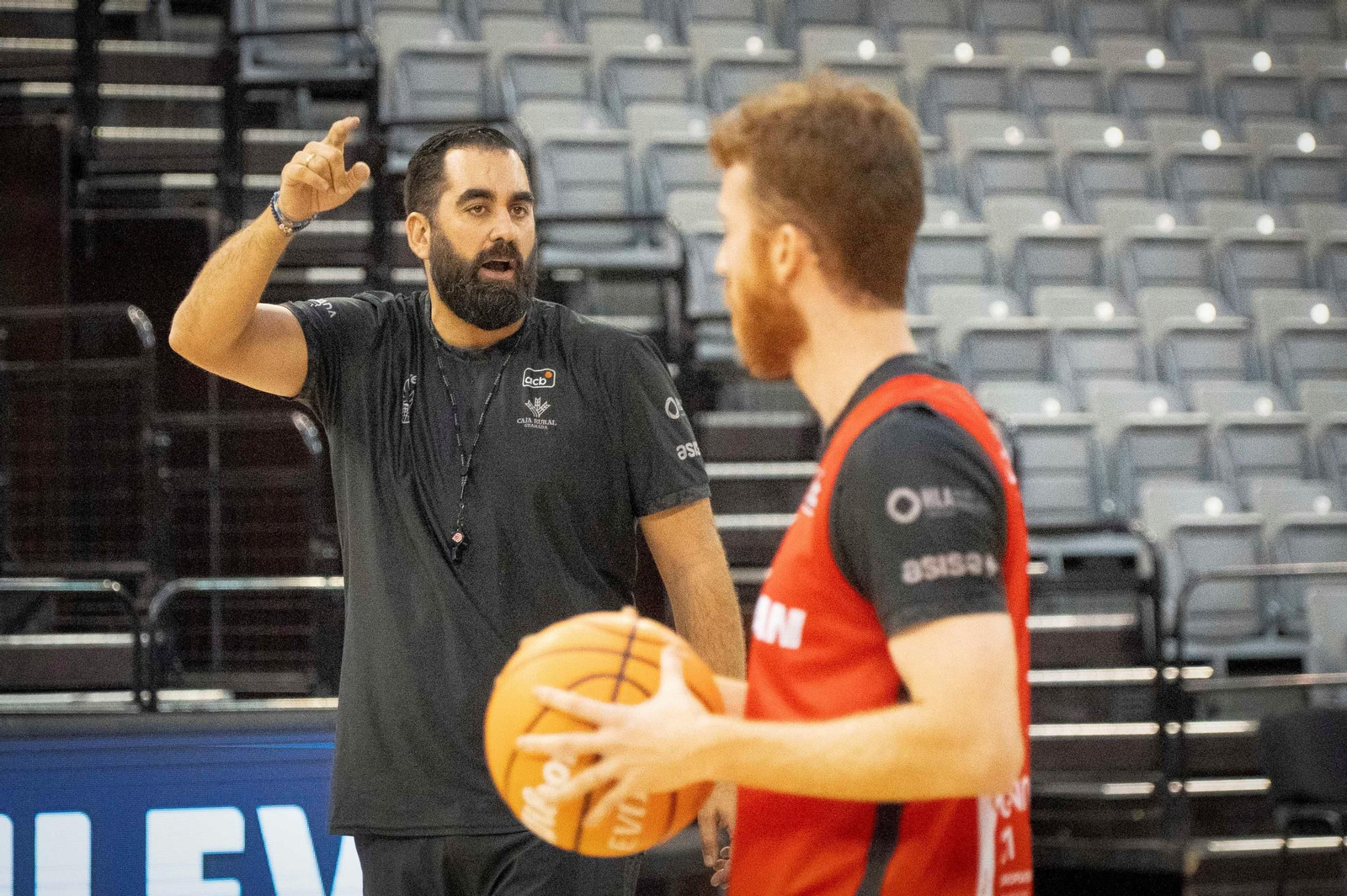 Las imágenes del entreno a puerta abierta del Covirán Granada en el Palacio
