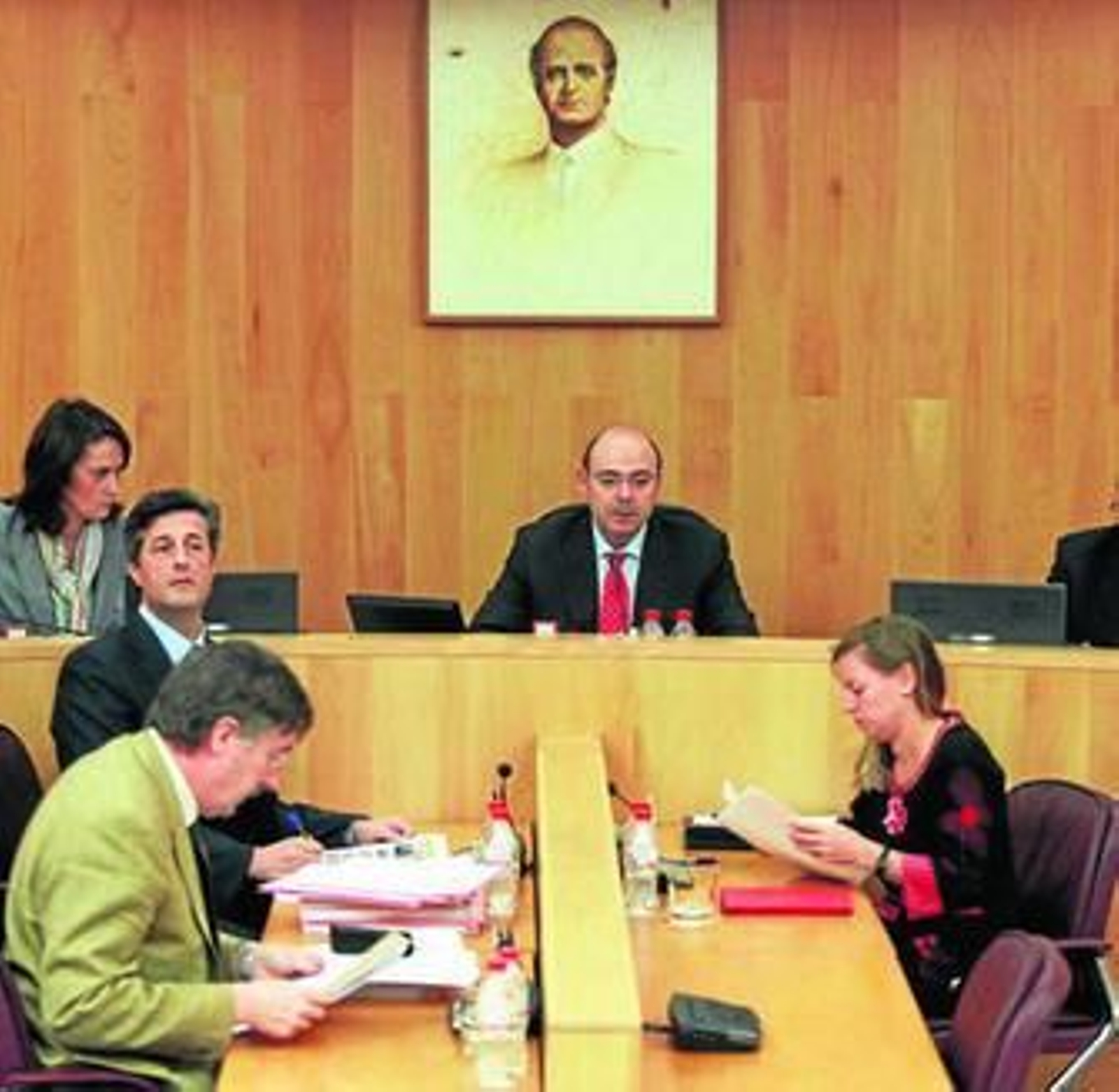 Sebastián Pérez, y a su derecha la vicepresidenta Luisa García Chamorro, en el pleno de ayer.