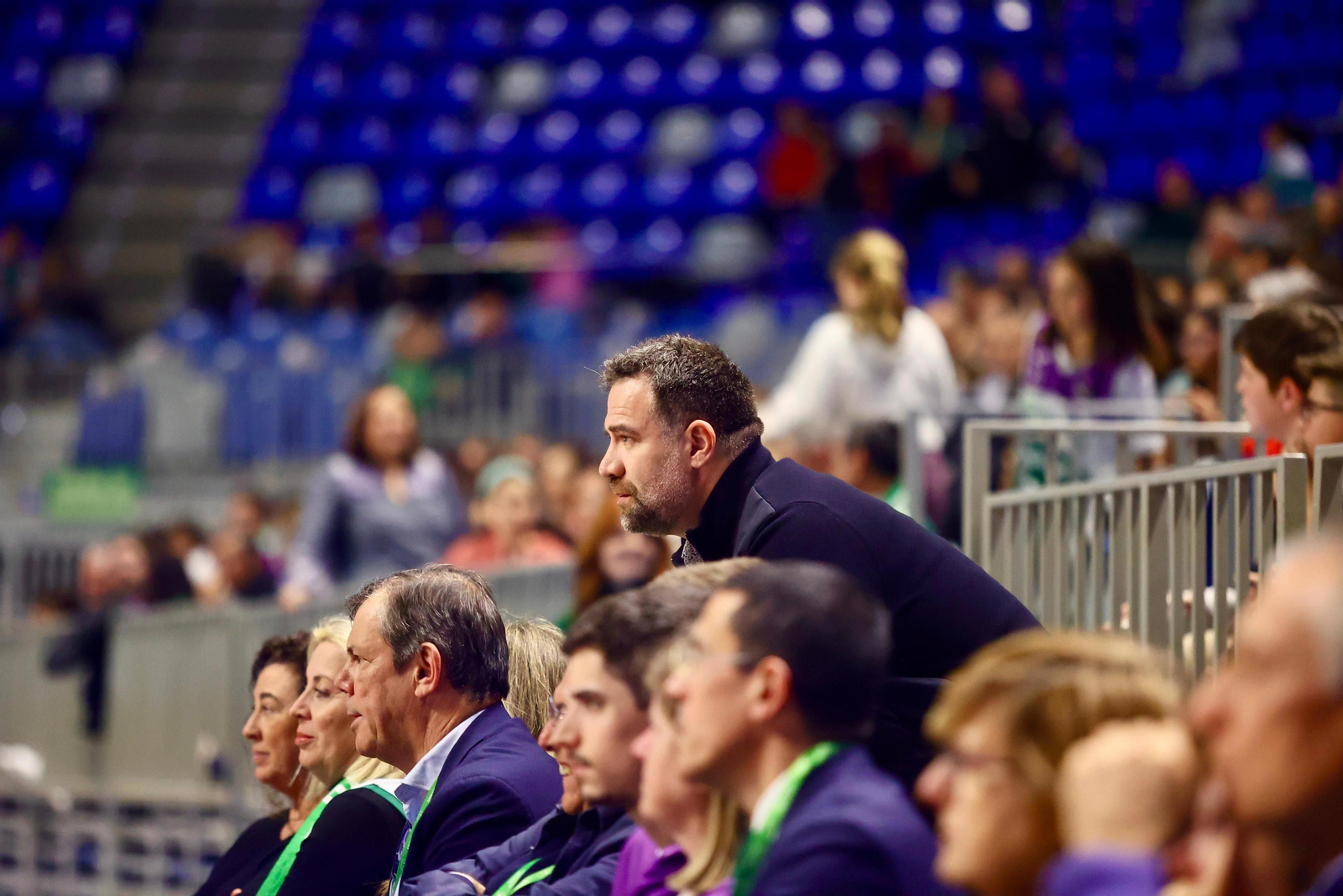 Los jugadores del primer equipo apoyaron al Unicaja Mijas