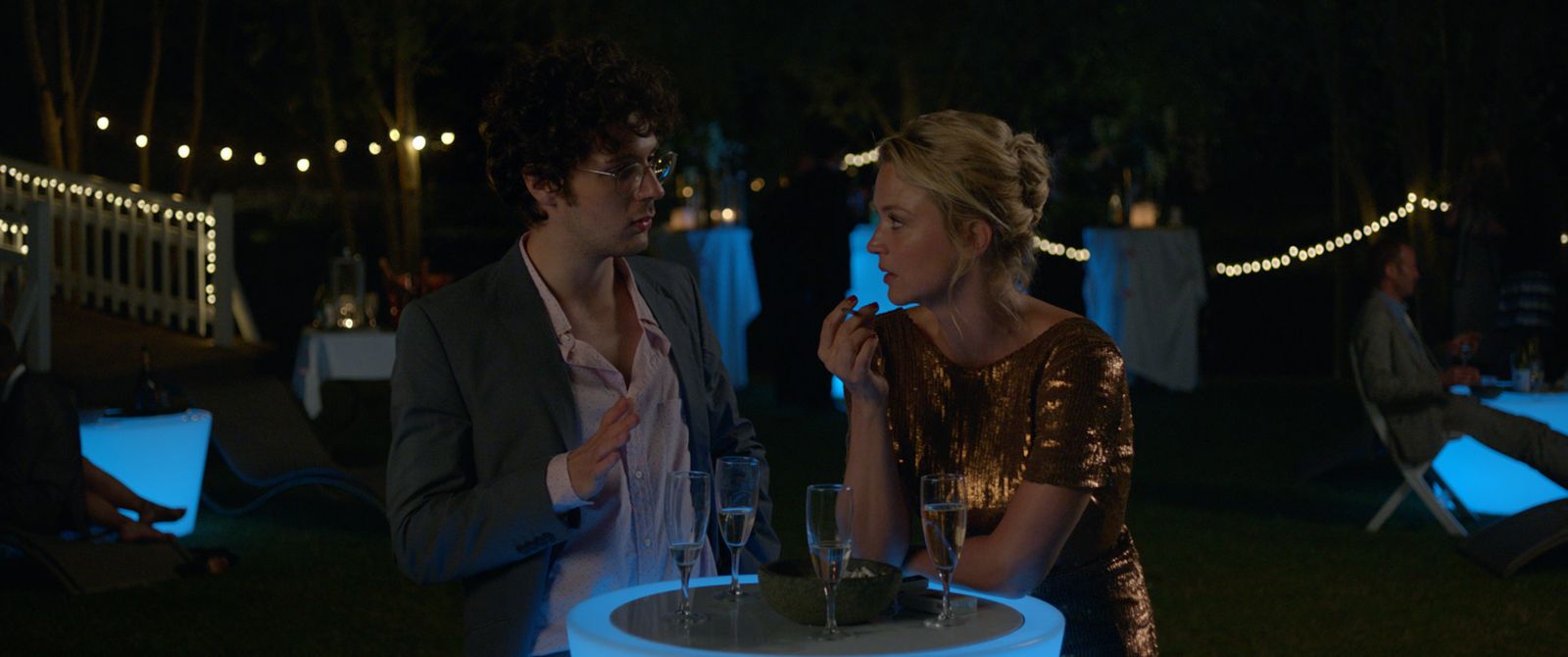 Vincent Lacoste y Virginie Efira, en una escena de la comedia francesa 'Los casos de Victoria'.