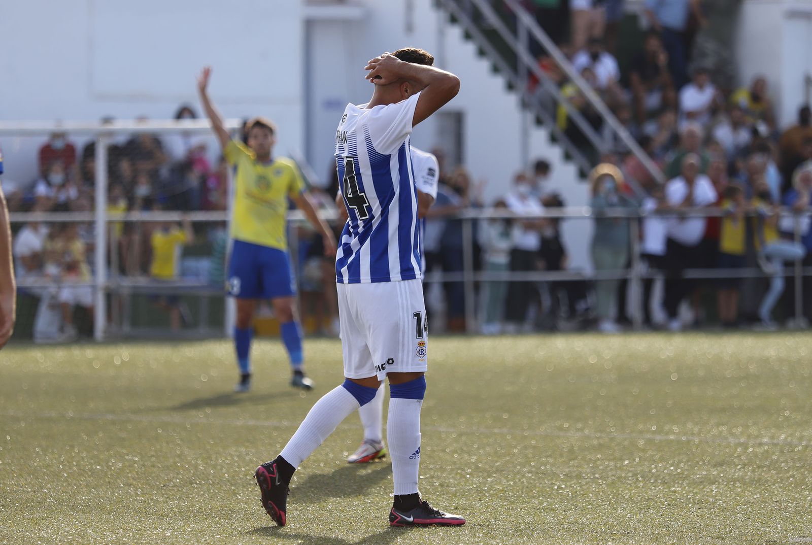 Imágenes del encuentro entre el Conil y el Recreativo de Huelva
