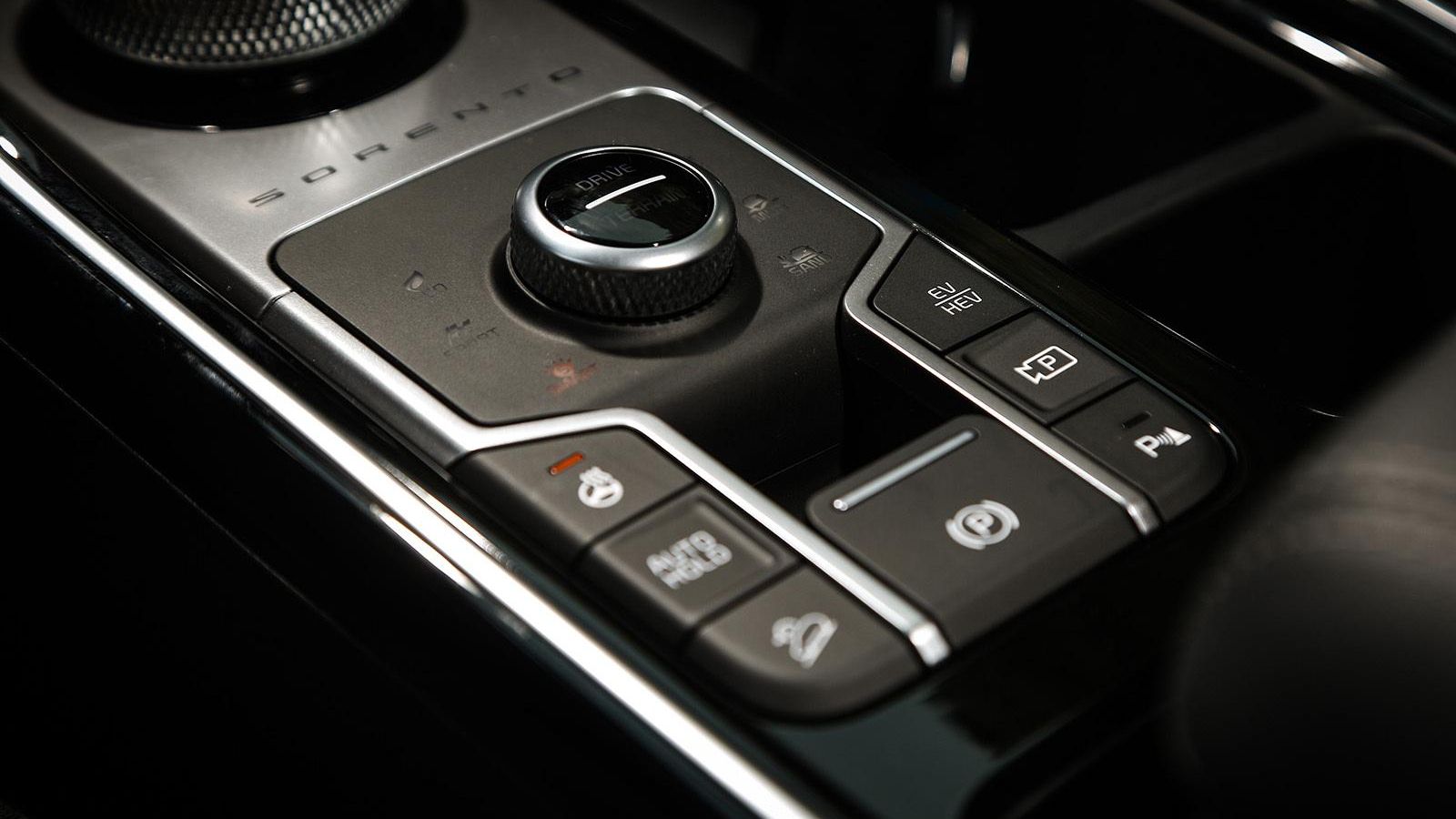 Desde este mando giratorio se define cómo queremos que actúe distintos componentes del Sorento. El botón para elegir el modo eléctrico o híbrido, junto a él.