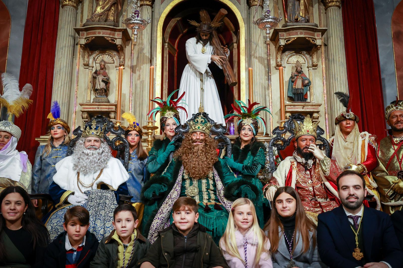 Imágenes de los Reyes Magos en Cádiz: muchas visitas oficiales en la mañana y todo listo para la Cabalgata por la tarde