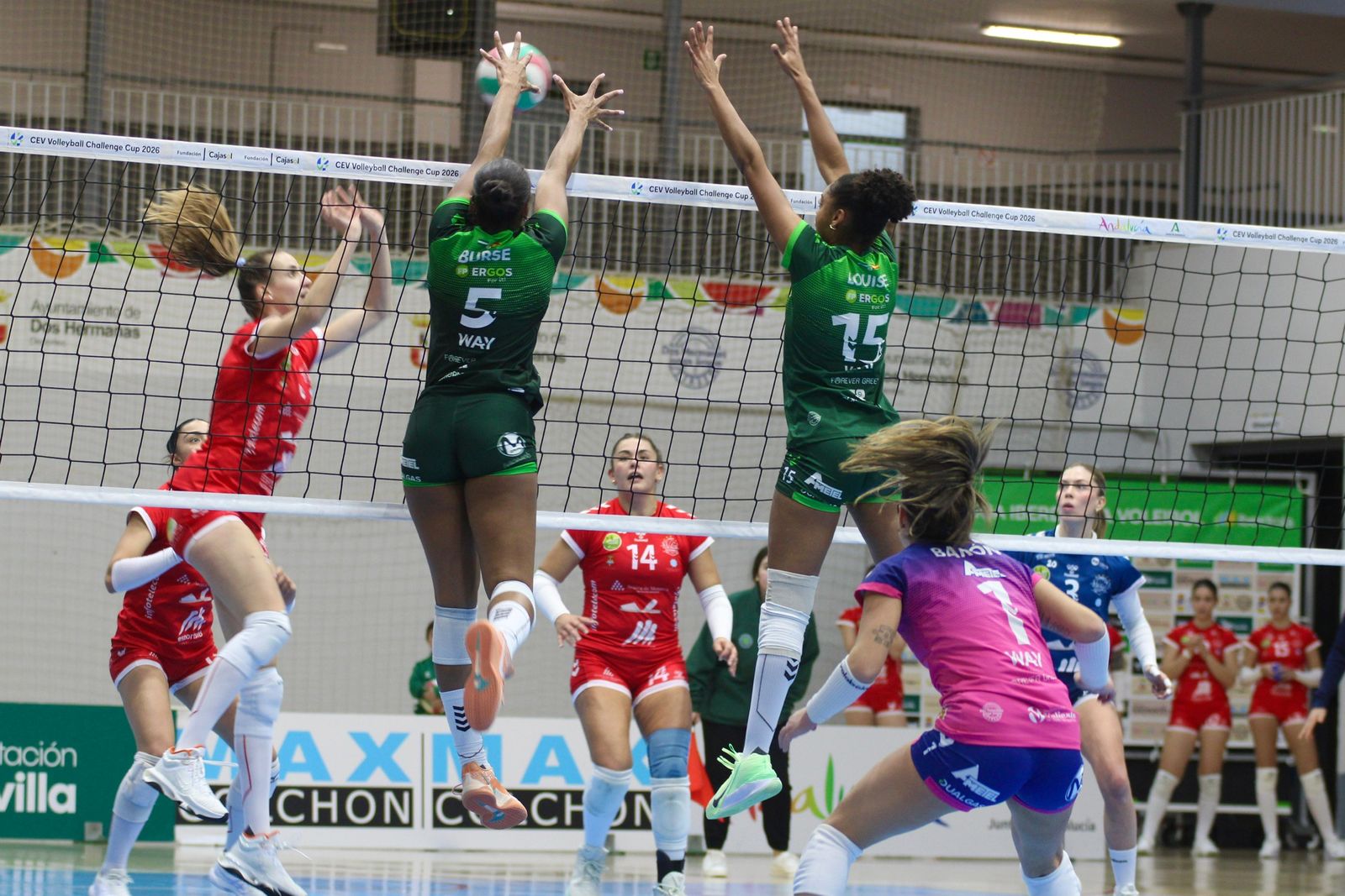 El bloque de Jada Burse y Louise Sansó se eleva muy arriba.