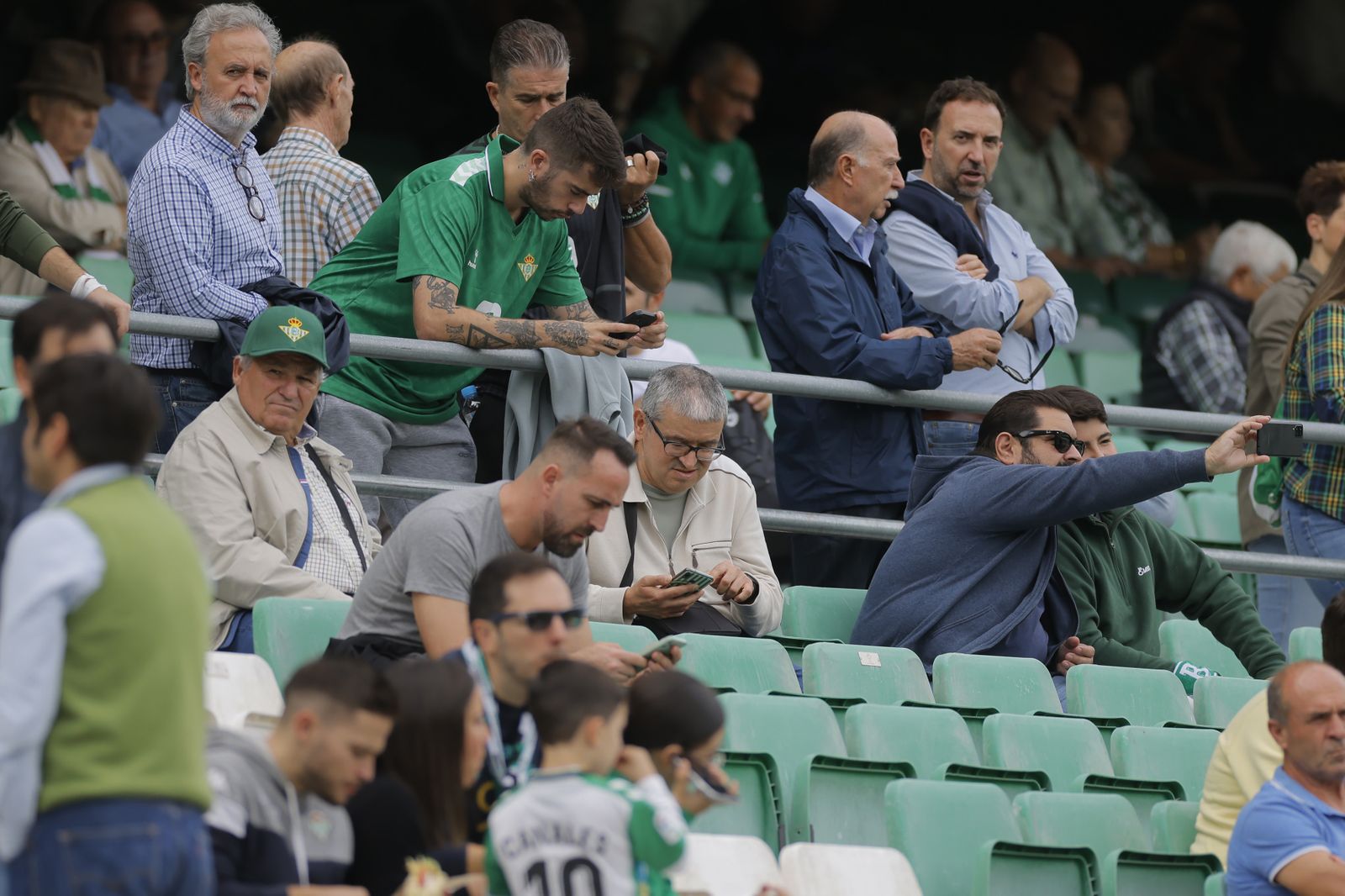 Búscate en las fotos del Betis-Osasuna