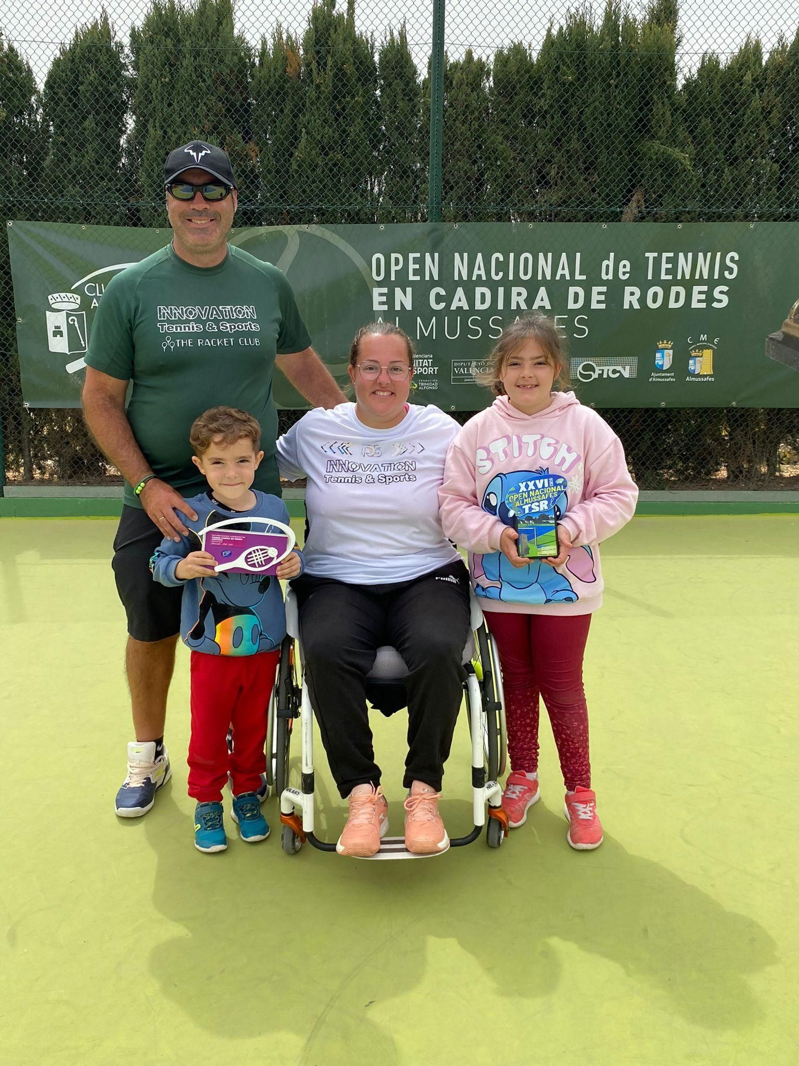 Laura Sambruno, con su marido y sus dos hijos en Almussafes.