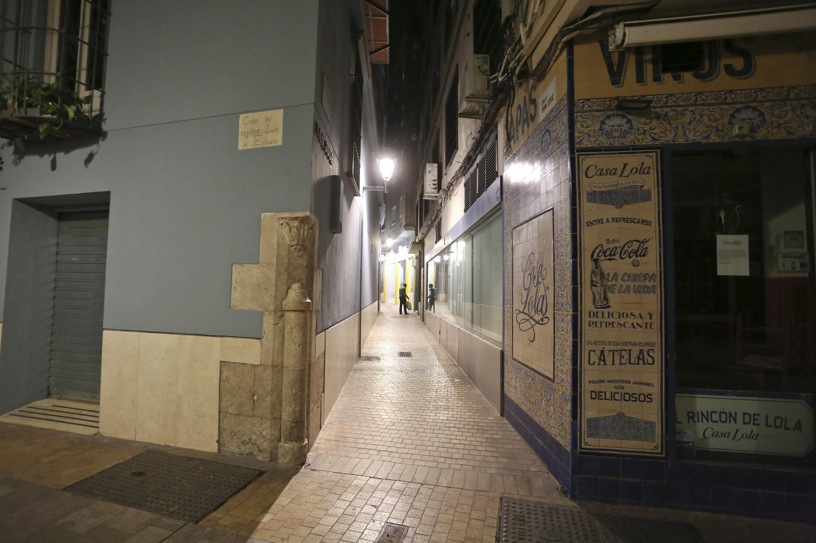 El coronavirus dibuja una noche desierta en el centro de Málaga, en fotos
