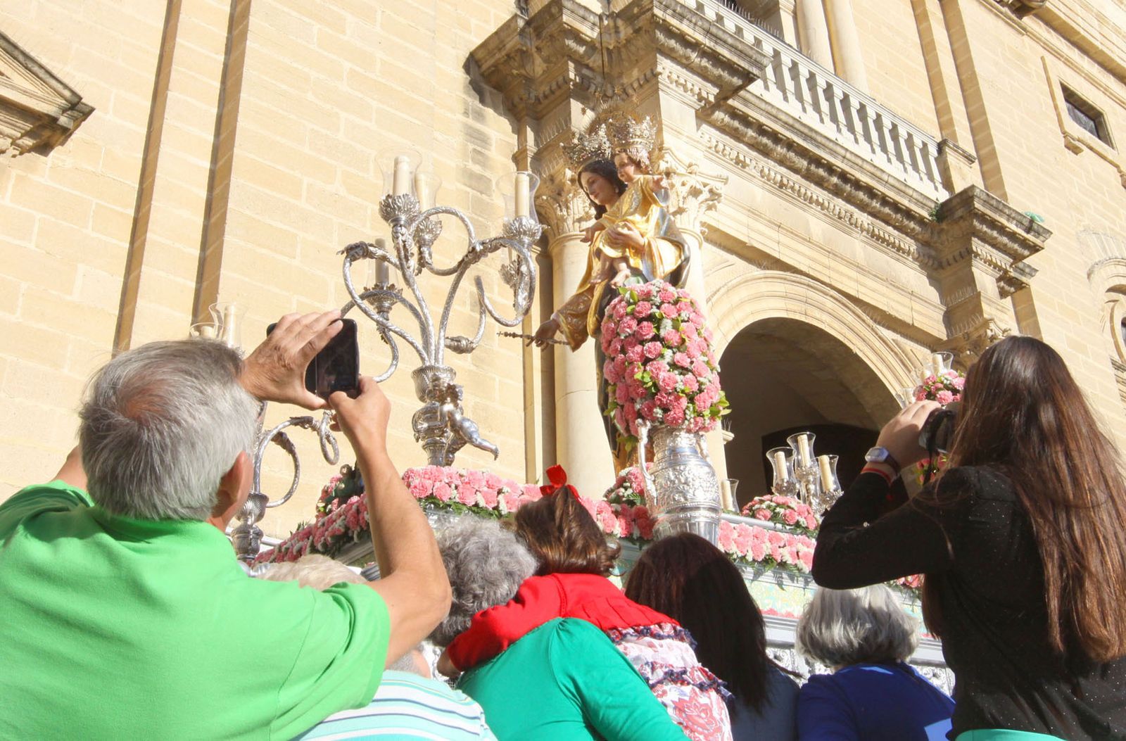 Procesión de la imagen de María Auxiliadora hace unos años, una salida que vuelve a suspenderse en esta ocasión debido a la pandemia.