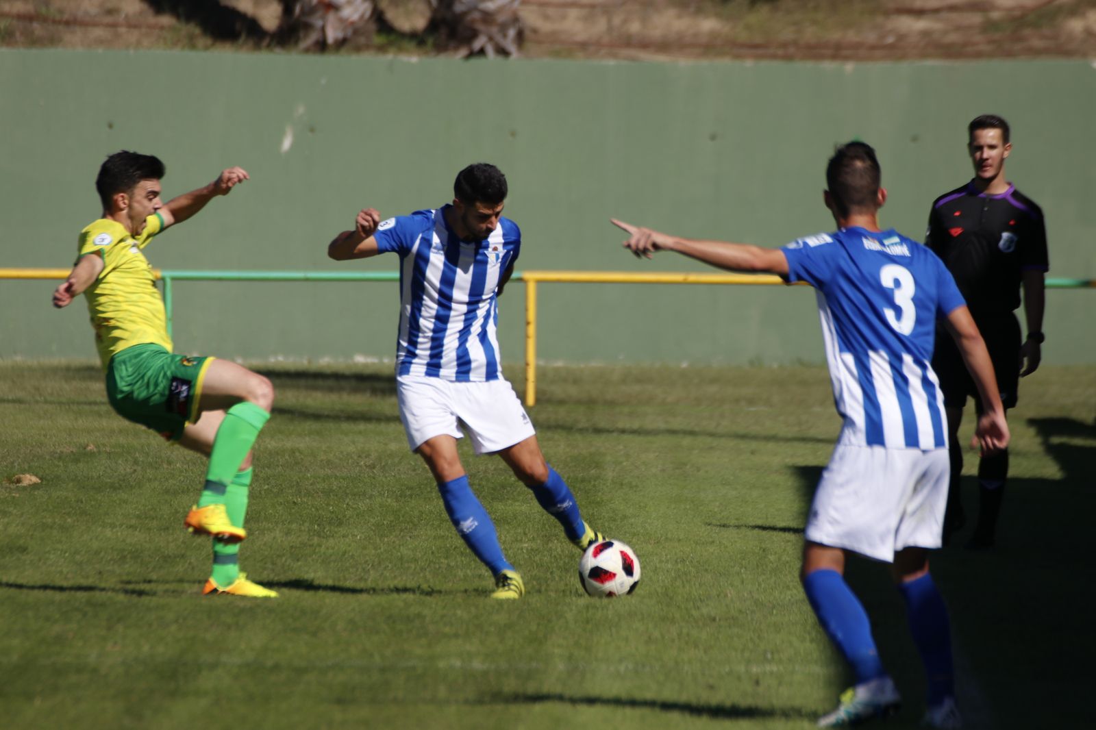 Un astigitano desplaza la bola ante la presión de Forján