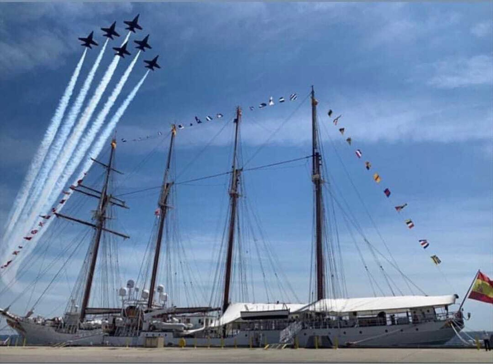 Los 'Blues Angels', la patrulla acrobática  de la US Navy, sobrevuela el Elcano en Pensacola.