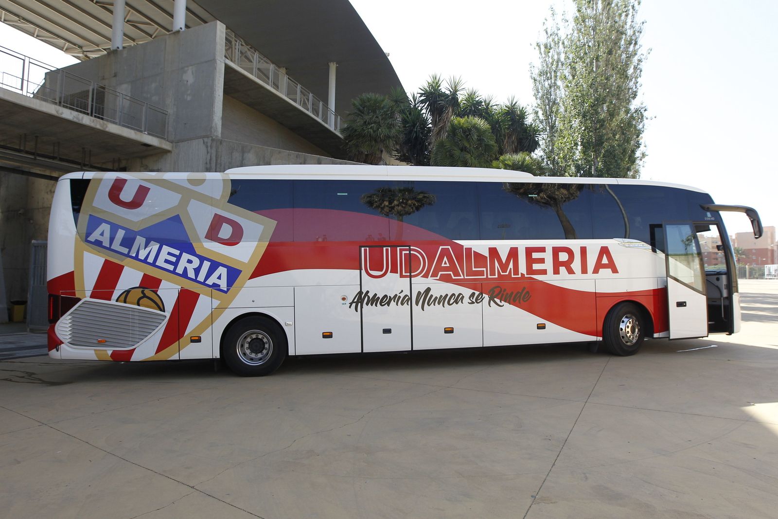 Fotogalería salida jugadores U.D. Almería con destino San Pedro del Pinatar