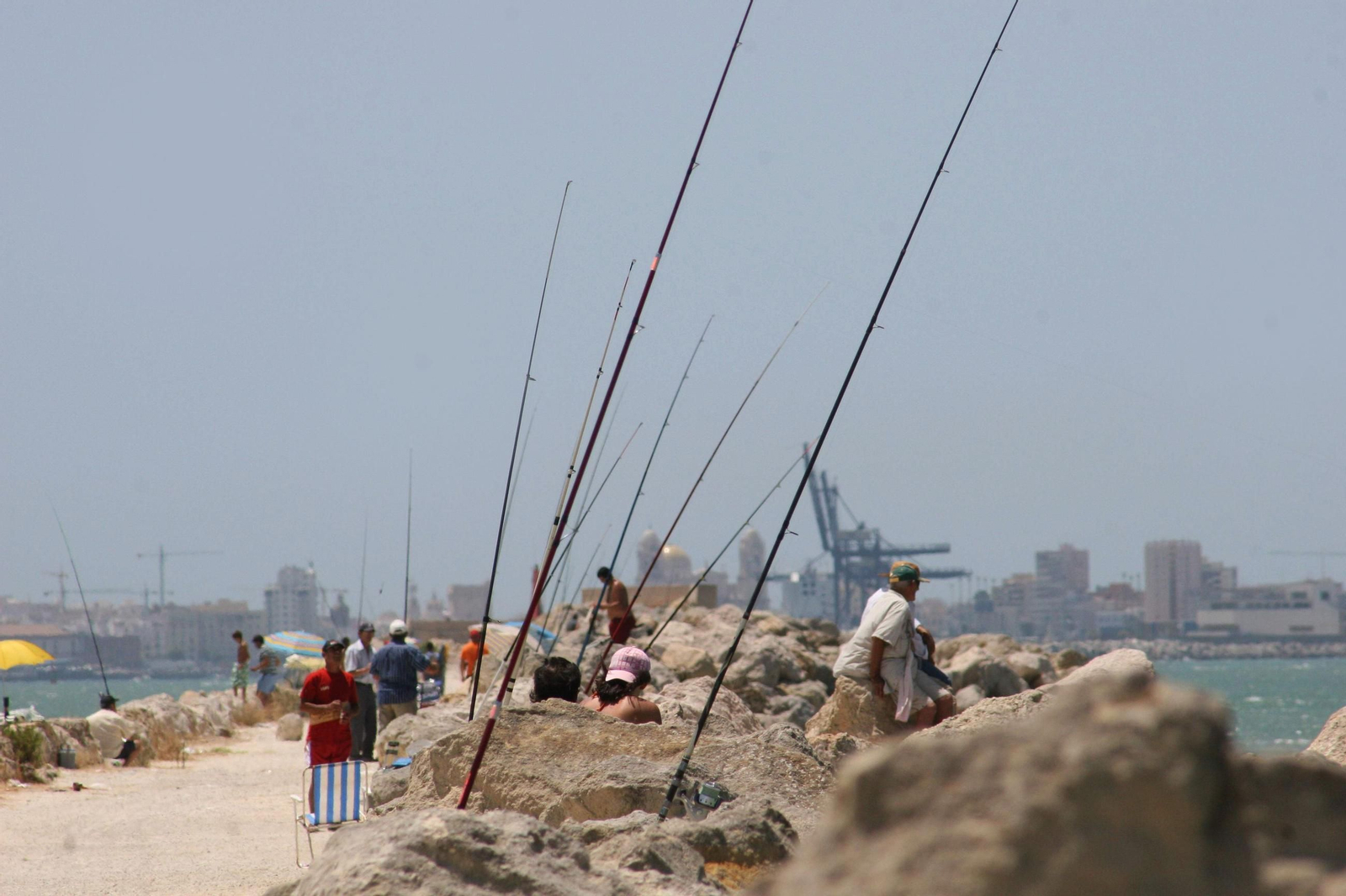 Personas pescando en el espigón de La Puntilla en El Puerto, en una imagen de archivo.