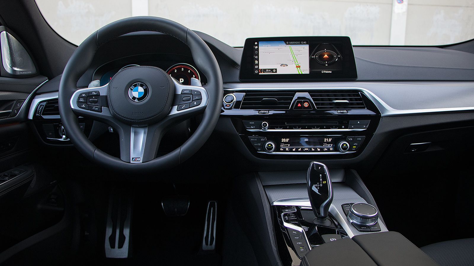 El interior es un alarde de tecnología. Se puede controlar el volumen con el movimiento de la mano.