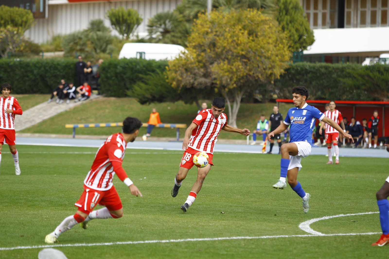 Asirón prepara la pierna para el disparo durante el encuentro de los rojiblancos de la pasada jornada ante la UD Melilla.