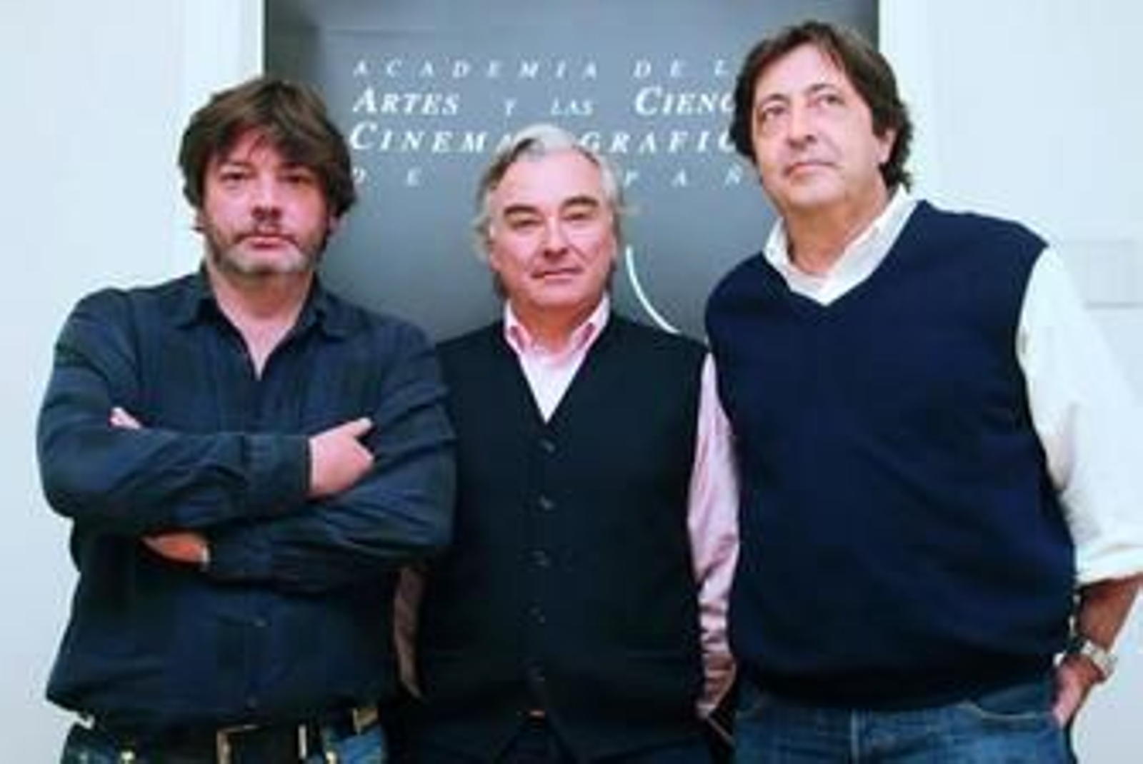 Eduardo Campoy, ayer, entre Enrique Urbizu y Manuel Gómez Pereira.