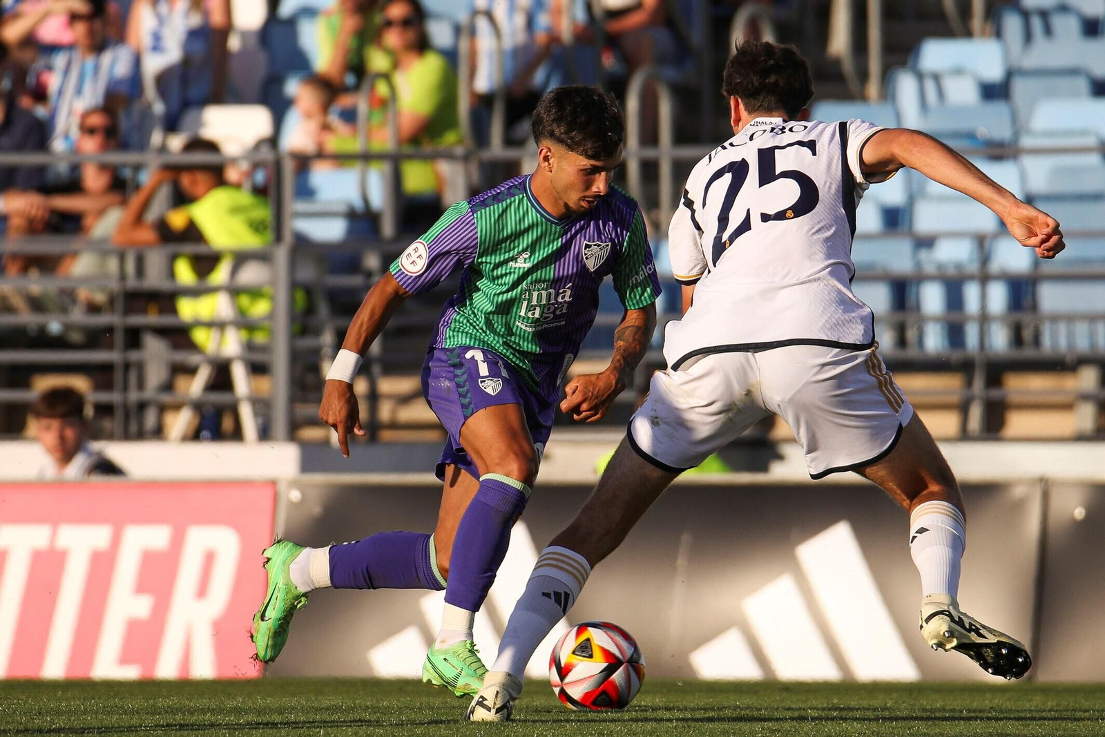Búscate en las gradas del Alfredo Di Stéfano en el Real Madrid Castilla-Málaga CF