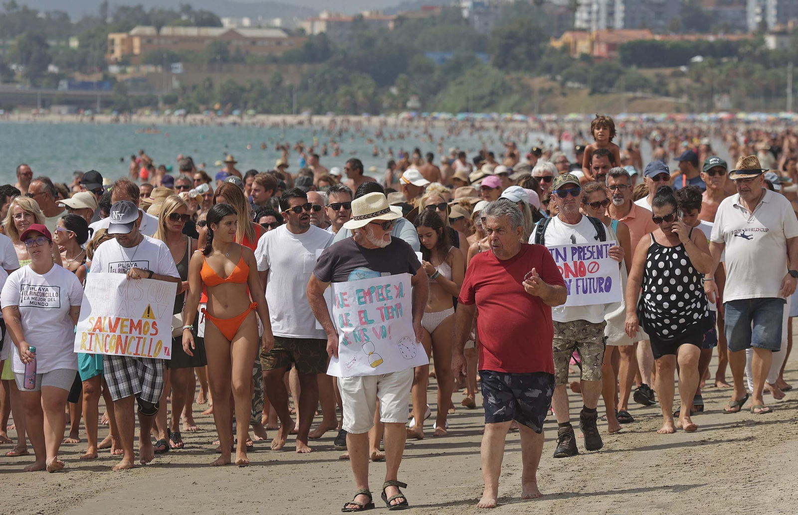 Fotos de la manifestación de la plataforma Salvemos El Rinconcillo y el grupo ecologista Verdemar en Algeciras