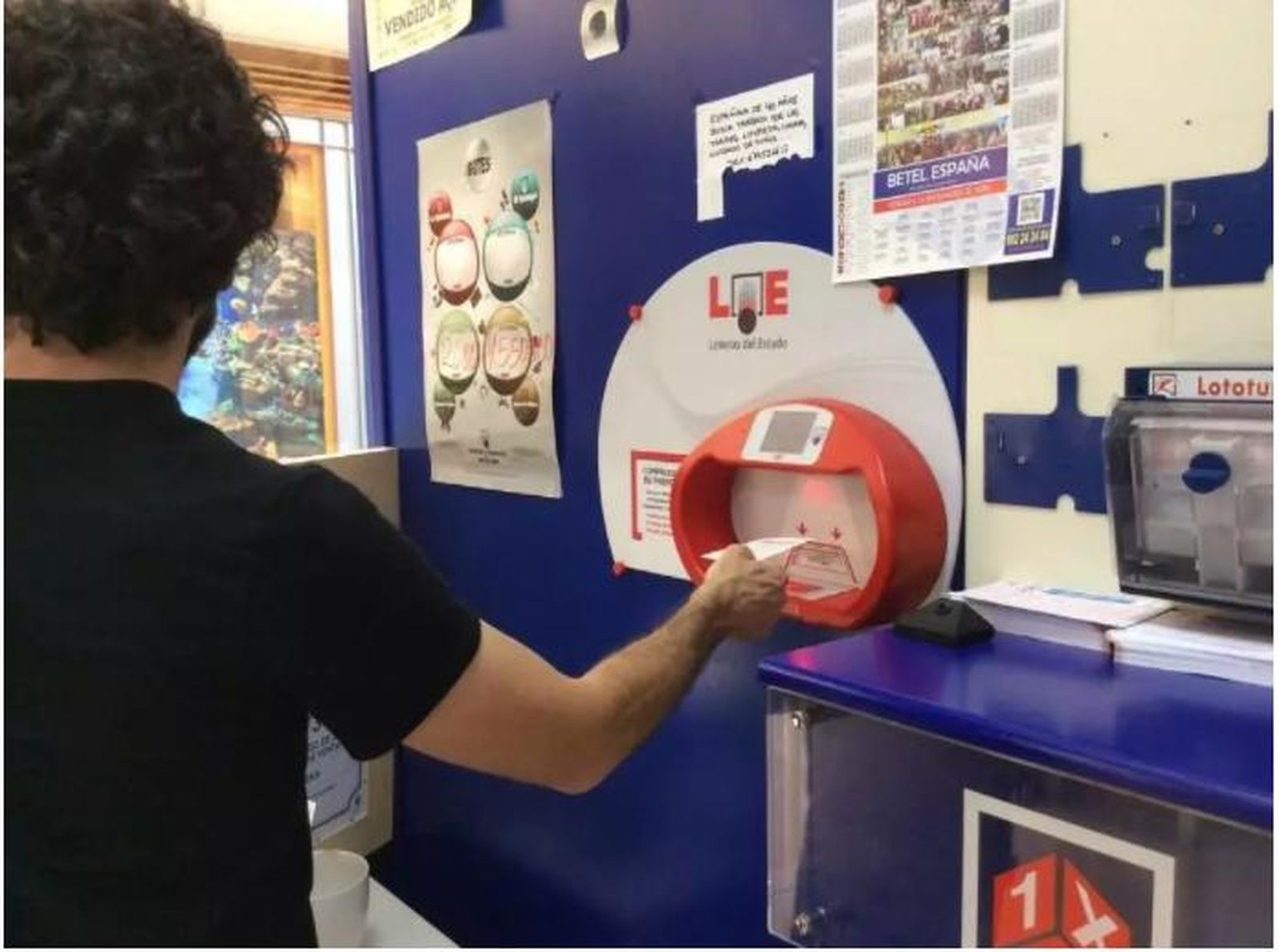 Un apostante en una administración de la lotería