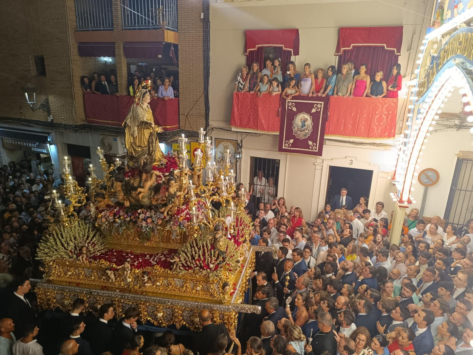 La bulla rodea el paso de la Asunción Gloriosa en la procesión del 15 de agosto.