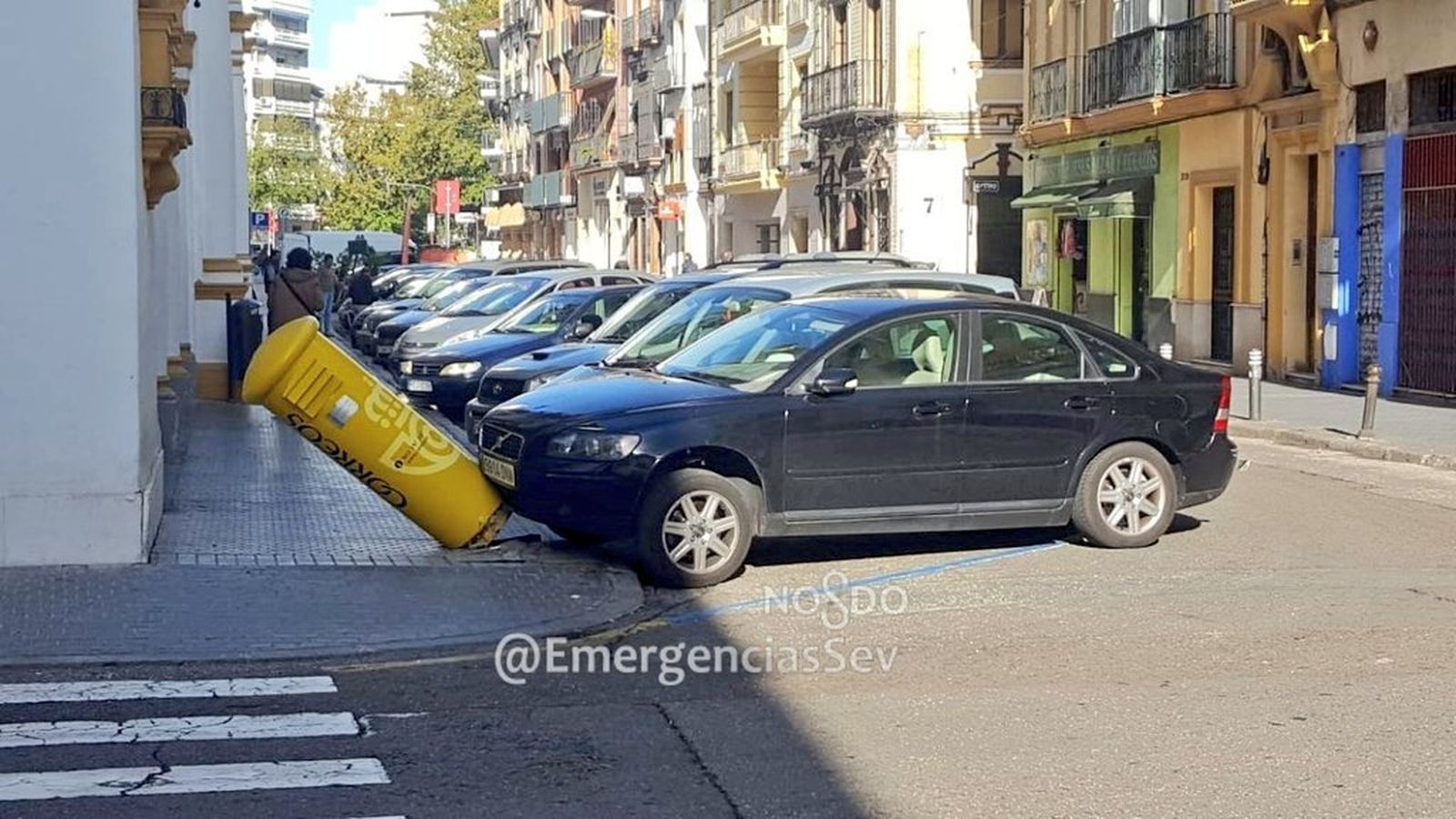 Estado en el que quedó el buzón de Correos tras el incidente.