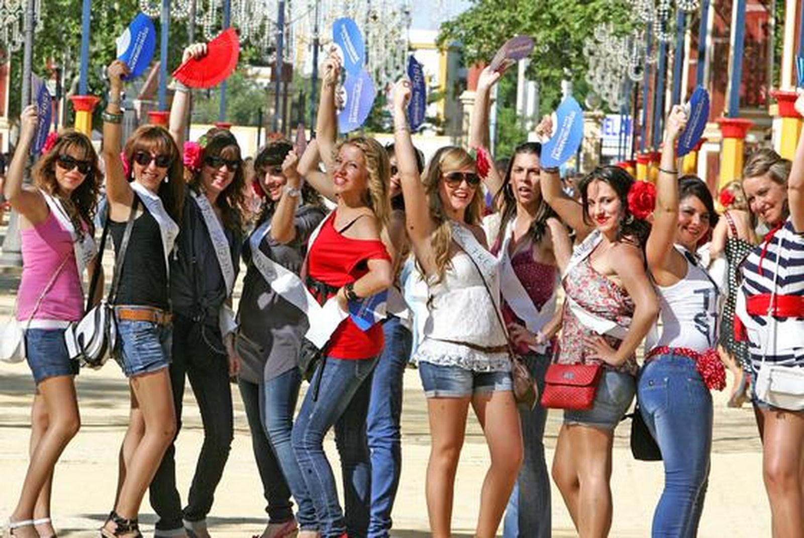 Divertida imagen de un grupo de mujeres que celebraron ayer una despedida de soltera en la Feria.

Foto: Pascual