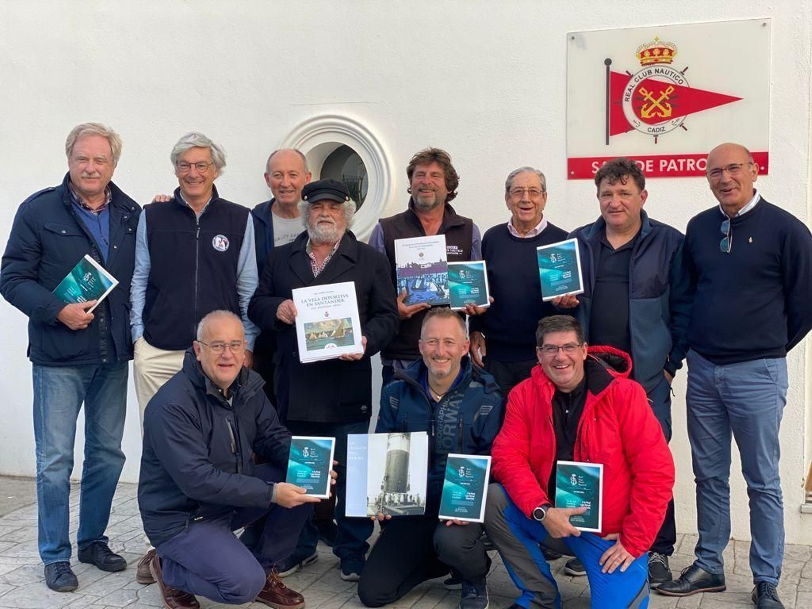 Los tripulantes de la embarcación ‘Aljaraz’ con miembros de la asociación ‘Cadiz con Elcano’ durante la recepción en el Real Club Náutico de Cádiz, durante el intercambio de regalos.