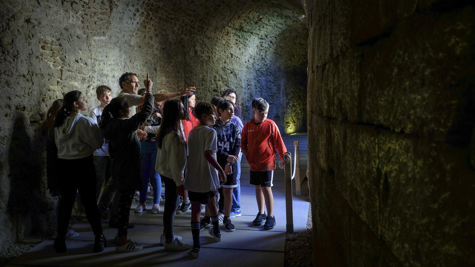 Un grupo de niños visita el Teatro Romano de Cádiz.