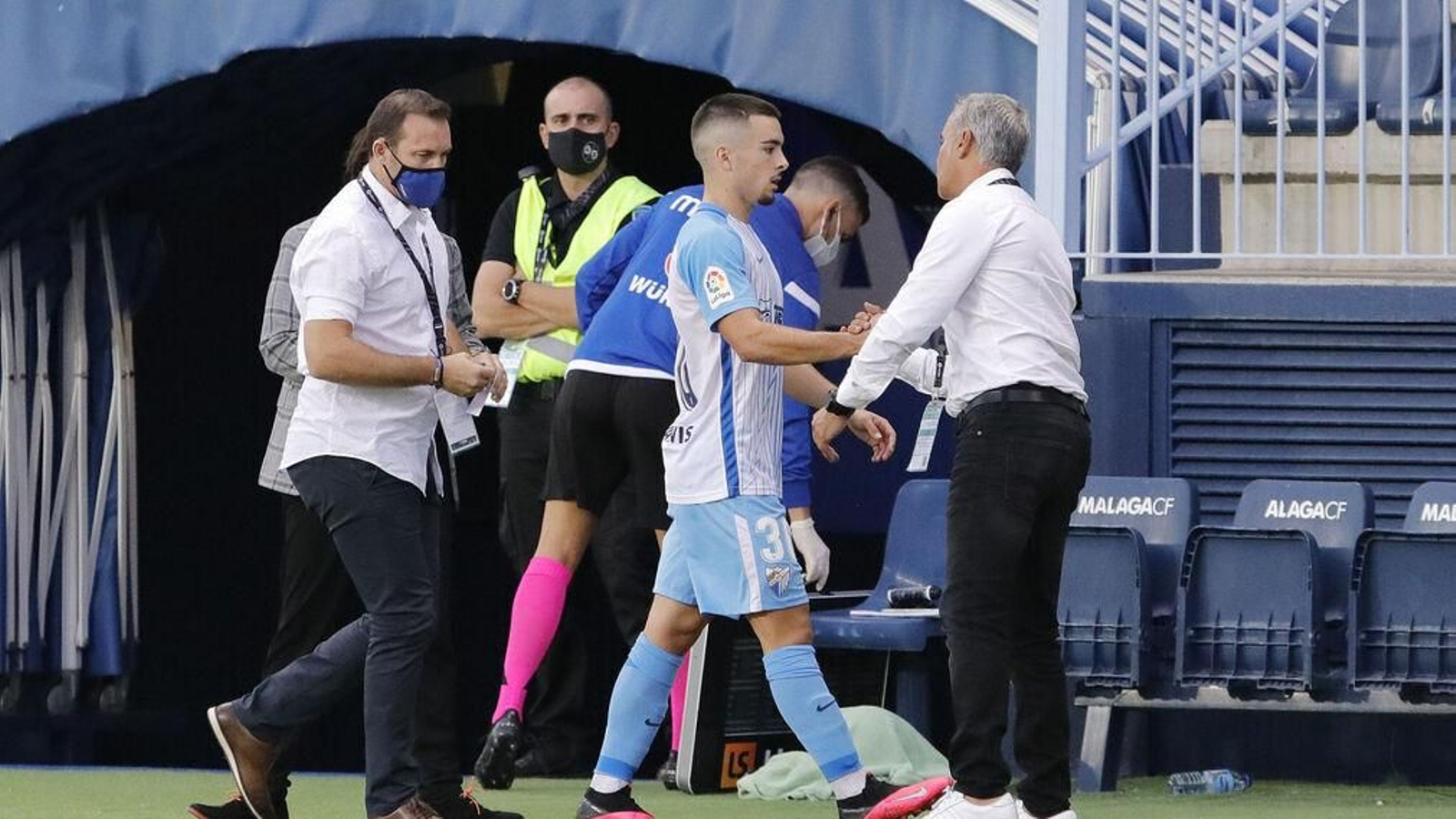 Ramón t Pellicer se saludan en el cambio del centrocampista contra el Alcorcón.